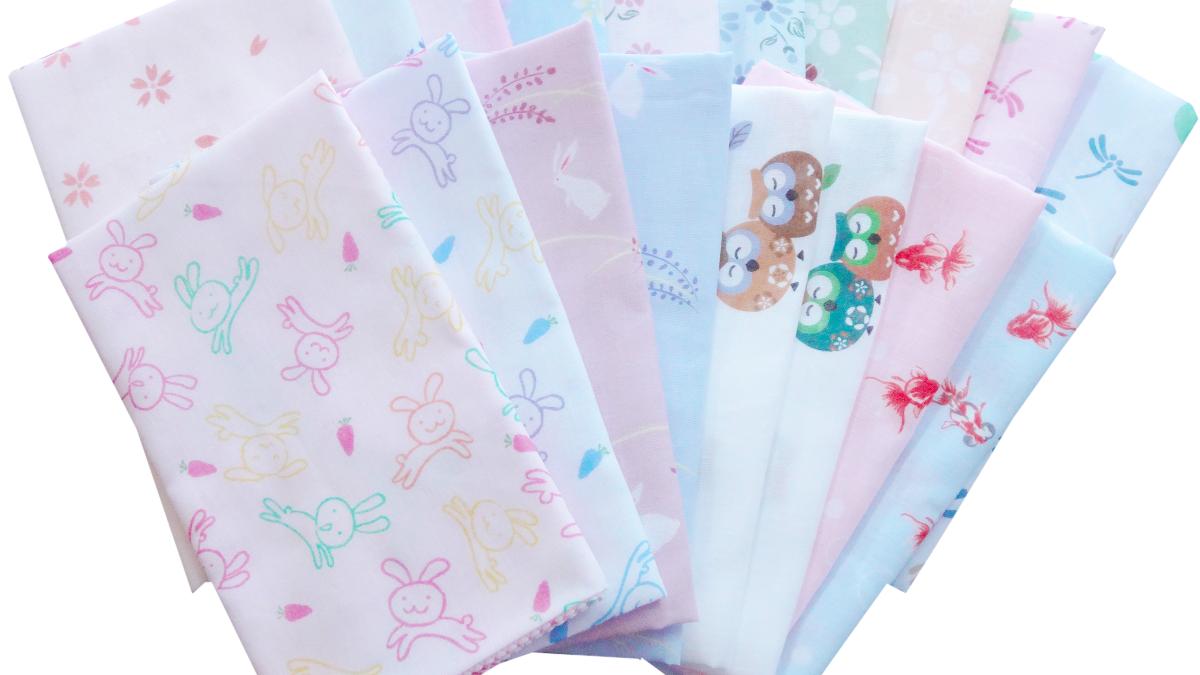 爽やかなカラーボーダーがアクセントになった、高品質な泉州産フェイスタオルです。 目付け200匁(もんめ)という、日常使いに最も適した程よい厚みと、泉州タオルならではの優れた吸水性を備えています。 毎日の洗顔やバスタイム、スポーツ時など、生活のあらゆるシーンで快適にお使いいただけます。 また、本商品の大きな特徴が、タオルの両端に設けられた「平地(ひらじ)」部分です。 パイル(ループ)がない滑らかな織り方になっているため、企業ロゴや団体名などの名入れ印刷が非常に美しく仕上がります。 ご家庭での普段使いはもちろん、企業のPR用ノベルティやご挨拶回りの粗品、イベントの記念品など、まとまった数のご用途としても大変人気の高い定番アイテムです。