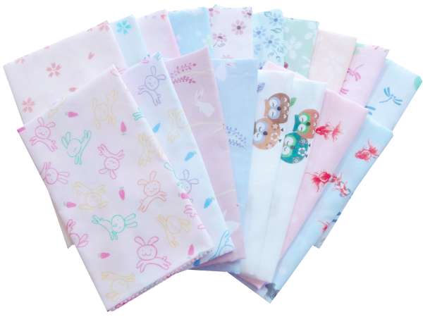 爽やかなカラーボーダーがアクセントになった、高品質な泉州産フェイスタオルです。 目付け200匁(もんめ)という、日常使いに最も適した程よい厚みと、泉州タオルならではの優れた吸水性を備えています。 毎日の洗顔やバスタイム、スポーツ時など、生活のあらゆるシーンで快適にお使いいただけます。 また、本商品の大きな特徴が、タオルの両端に設けられた「平地(ひらじ)」部分です。 パイル(ループ)がない滑らかな織り方になっているため、企業ロゴや団体名などの名入れ印刷が非常に美しく仕上がります。 ご家庭での普段使いはもちろん、企業のPR用ノベルティやご挨拶回りの粗品、イベントの記念品など、まとまった数のご用途としても大変人気の高い定番アイテムです。