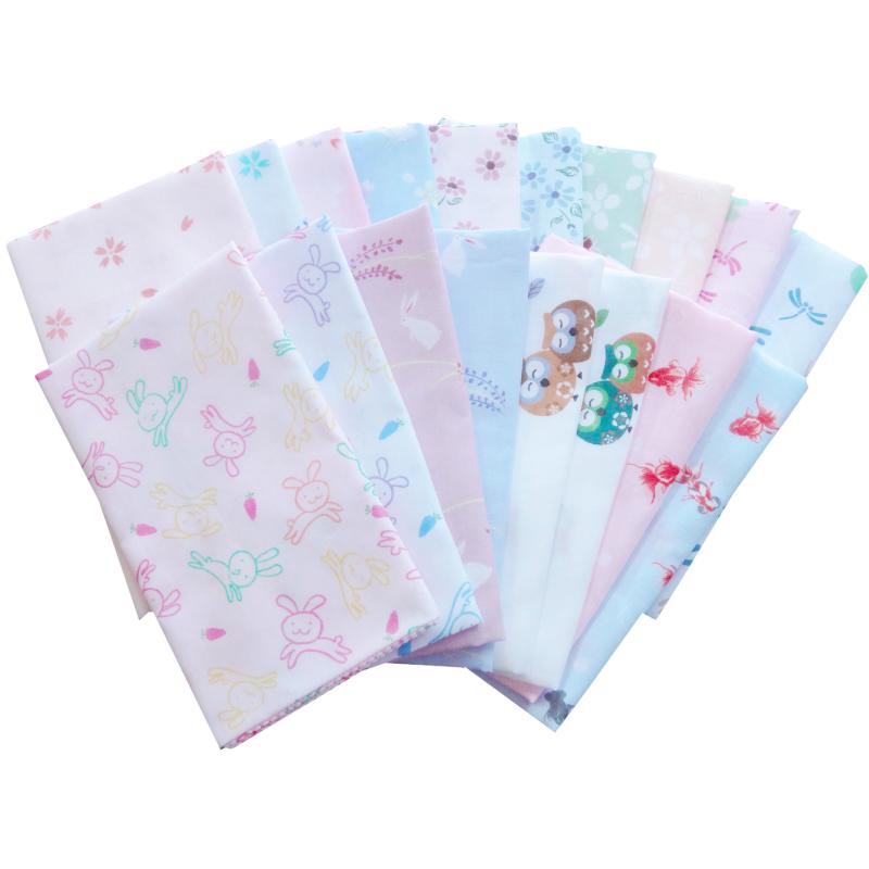 桜、小花、ウサギ、フクロウ、金魚、トンボなど、多彩な和柄のガーゼ手ぬぐいが扇状に重なり合ったカラーバリエーション。