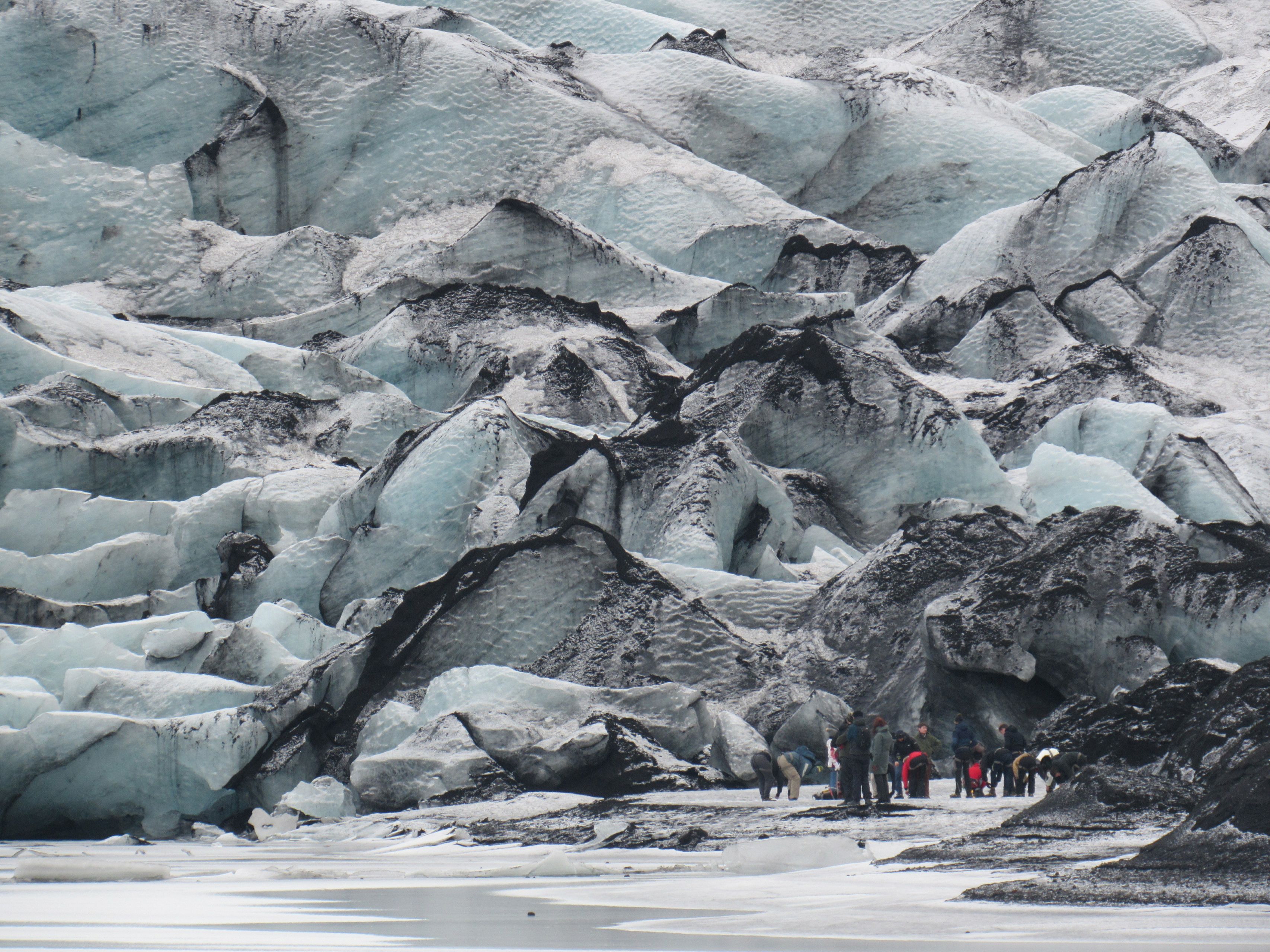 Gente preparándose para un tour sobre el Glaciar Solheimajökull