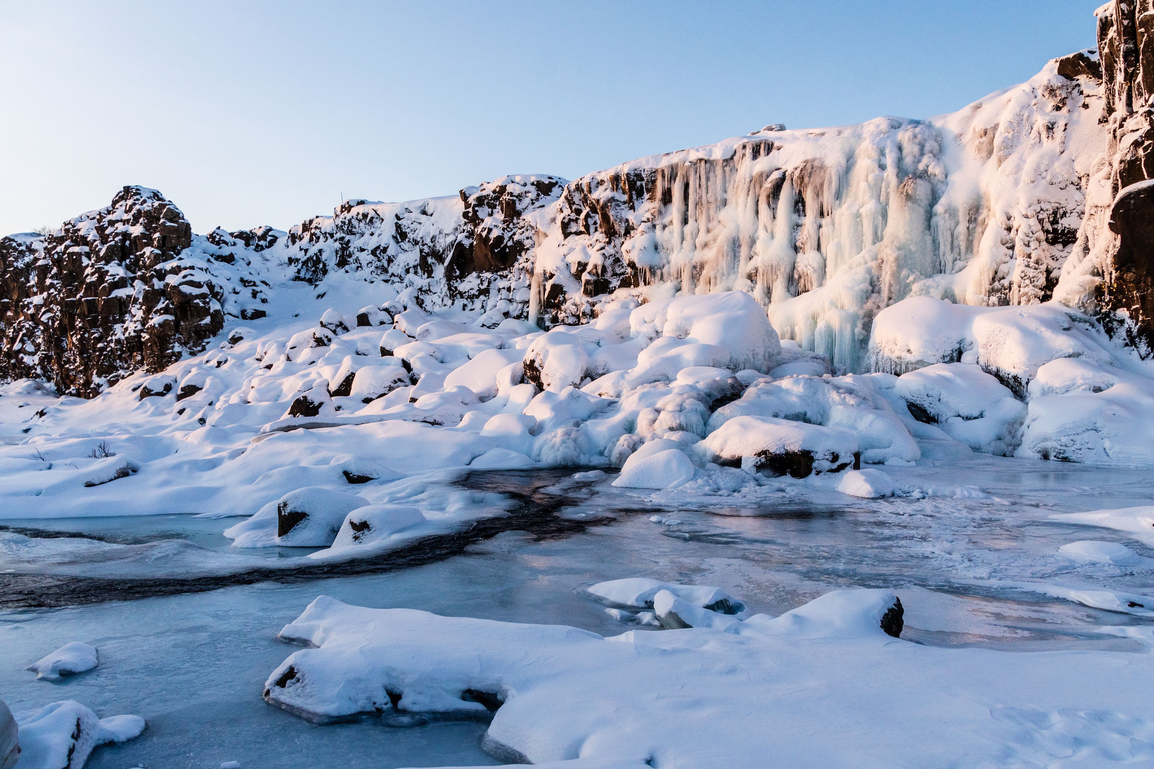 Öxarárfoss complete frozen and 