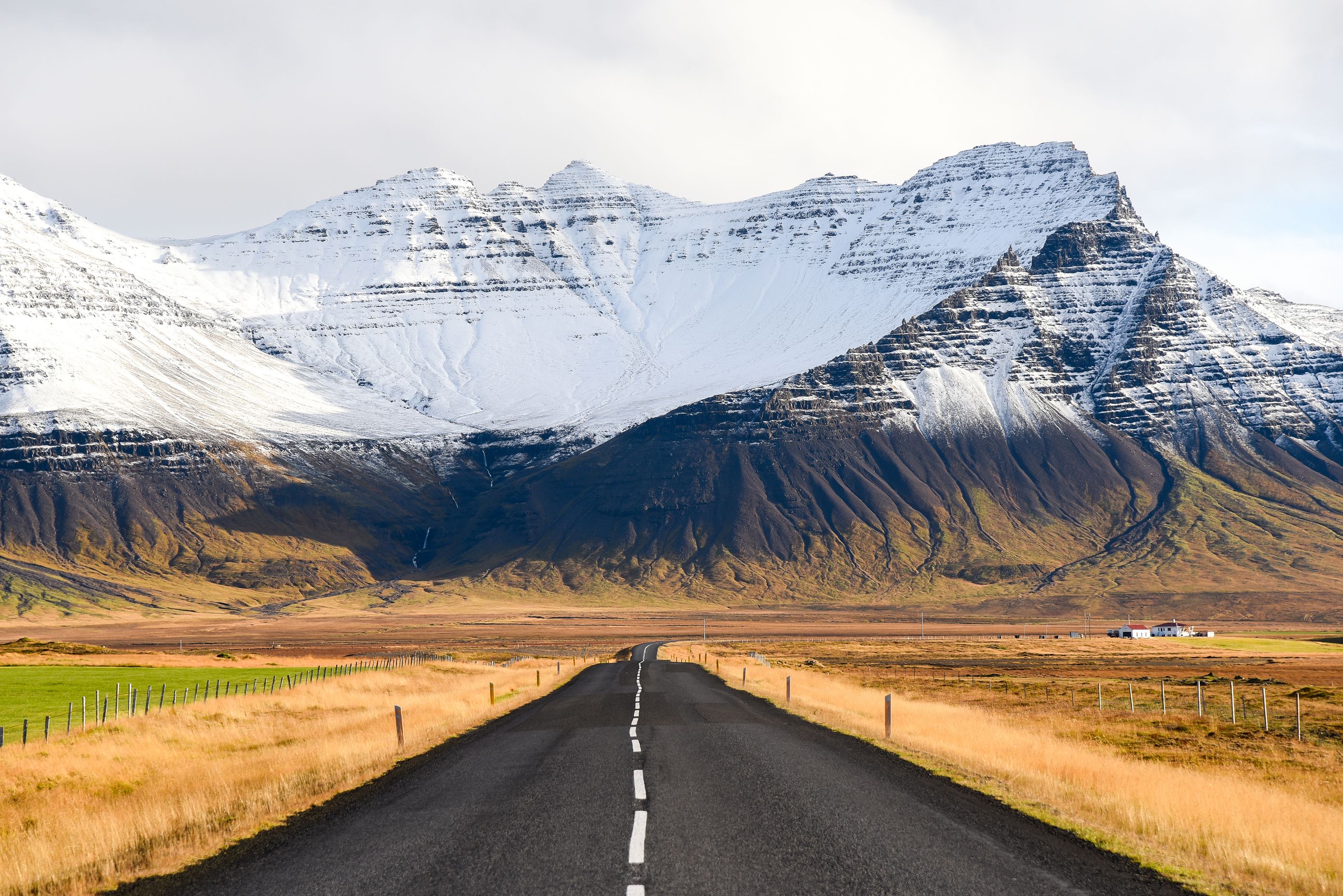 Carretera espectacular en Islandia con montañas nevadas de fondo