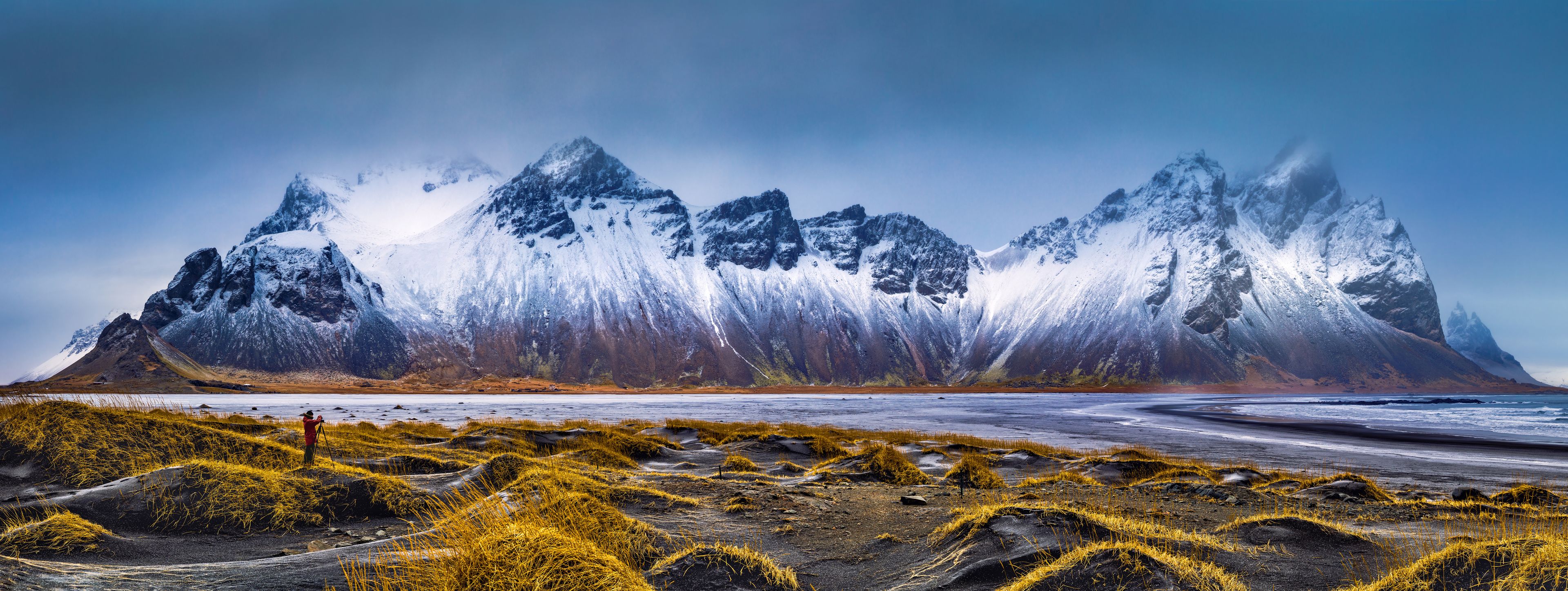 Hiker in an stunning Icelandic landscape