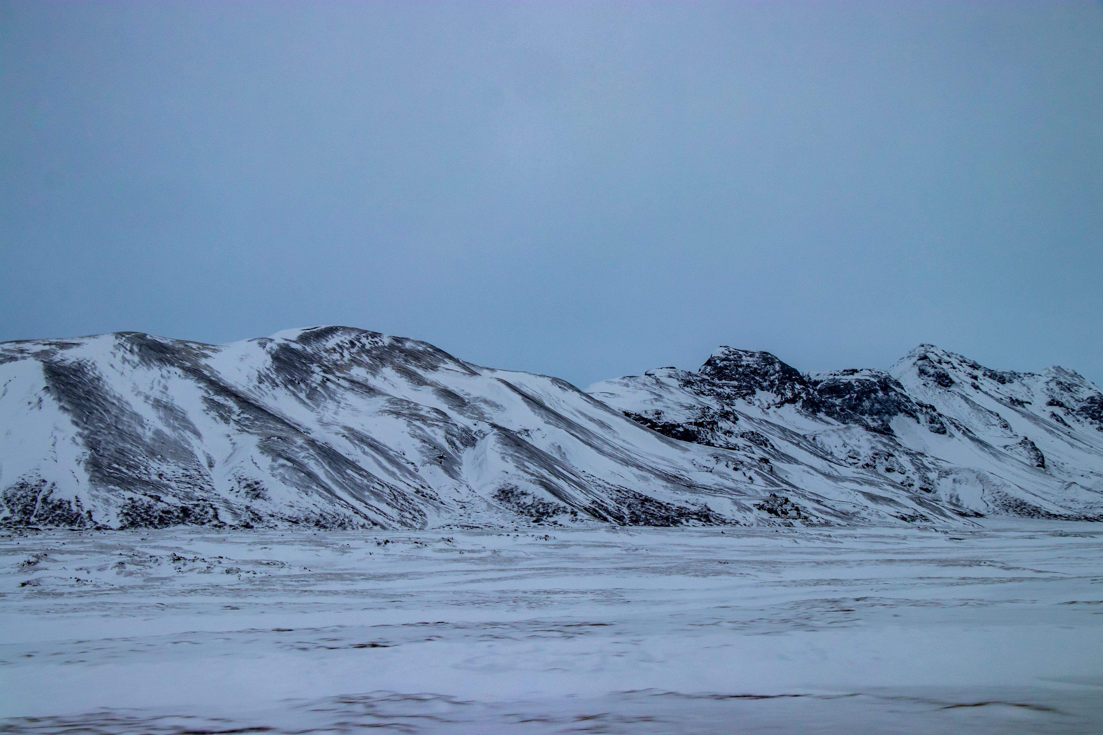 Montañas nevadas en Islandia en enero