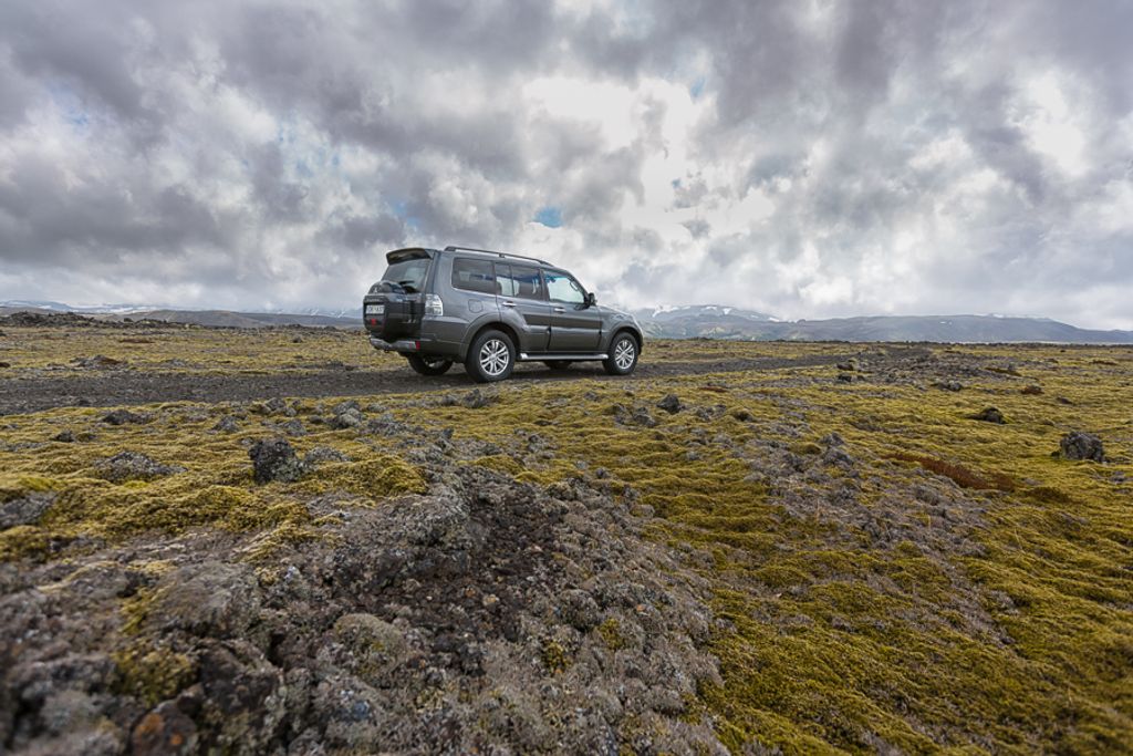 Der 4x4 Mitsubishi Pajero fährt auf einer Schotterstraße in Island