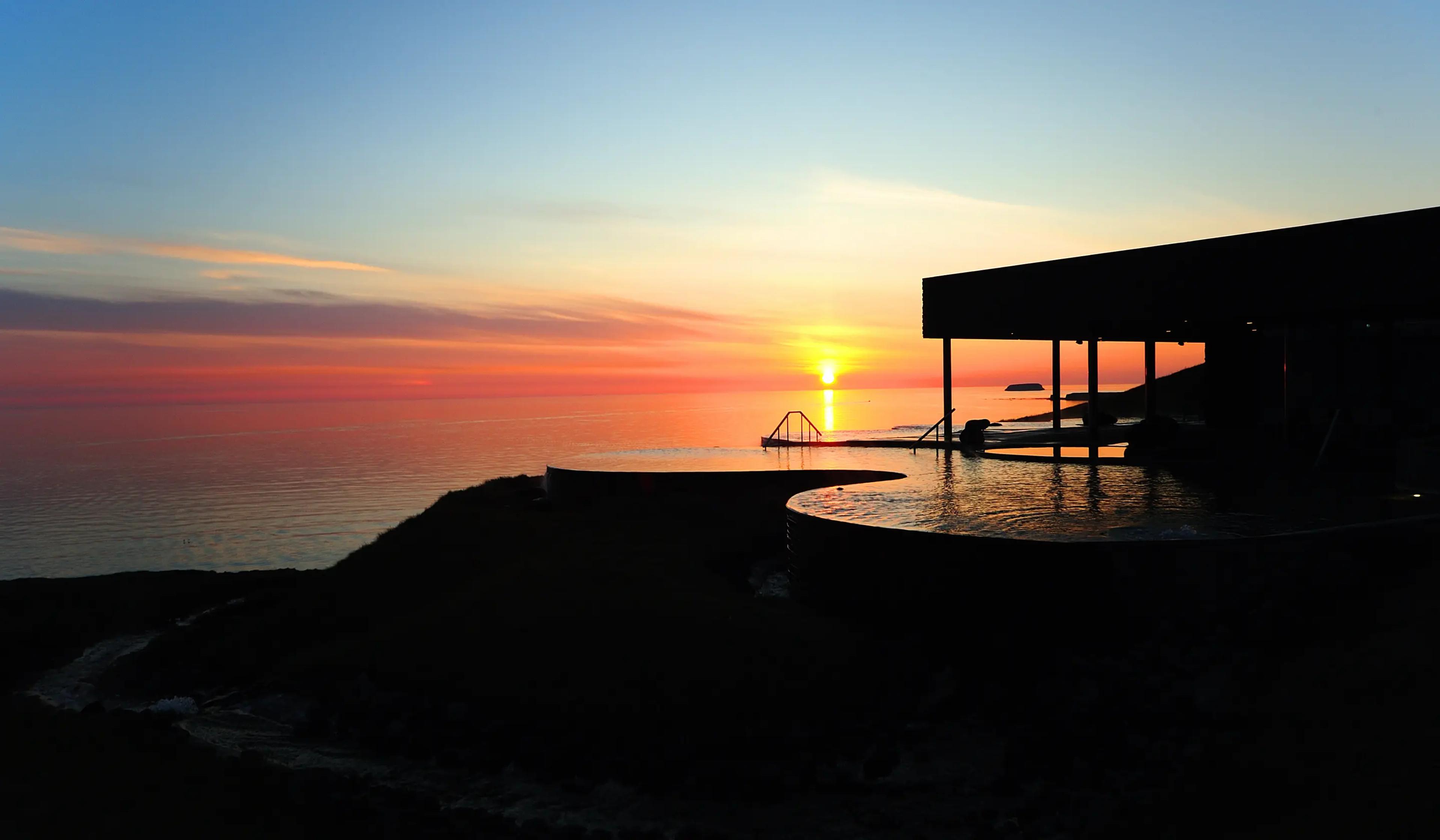 Los Geosea Thermal Baths durante el sol de media noche