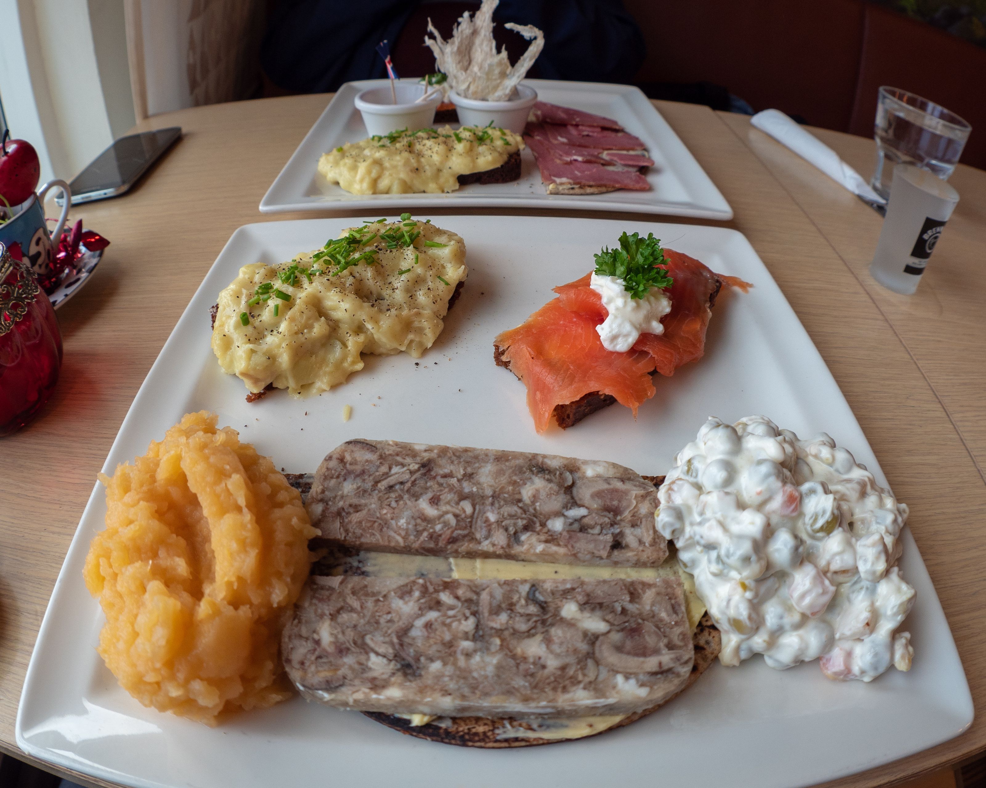 Plato combinado con diferentes comidas islandesas y flatbread