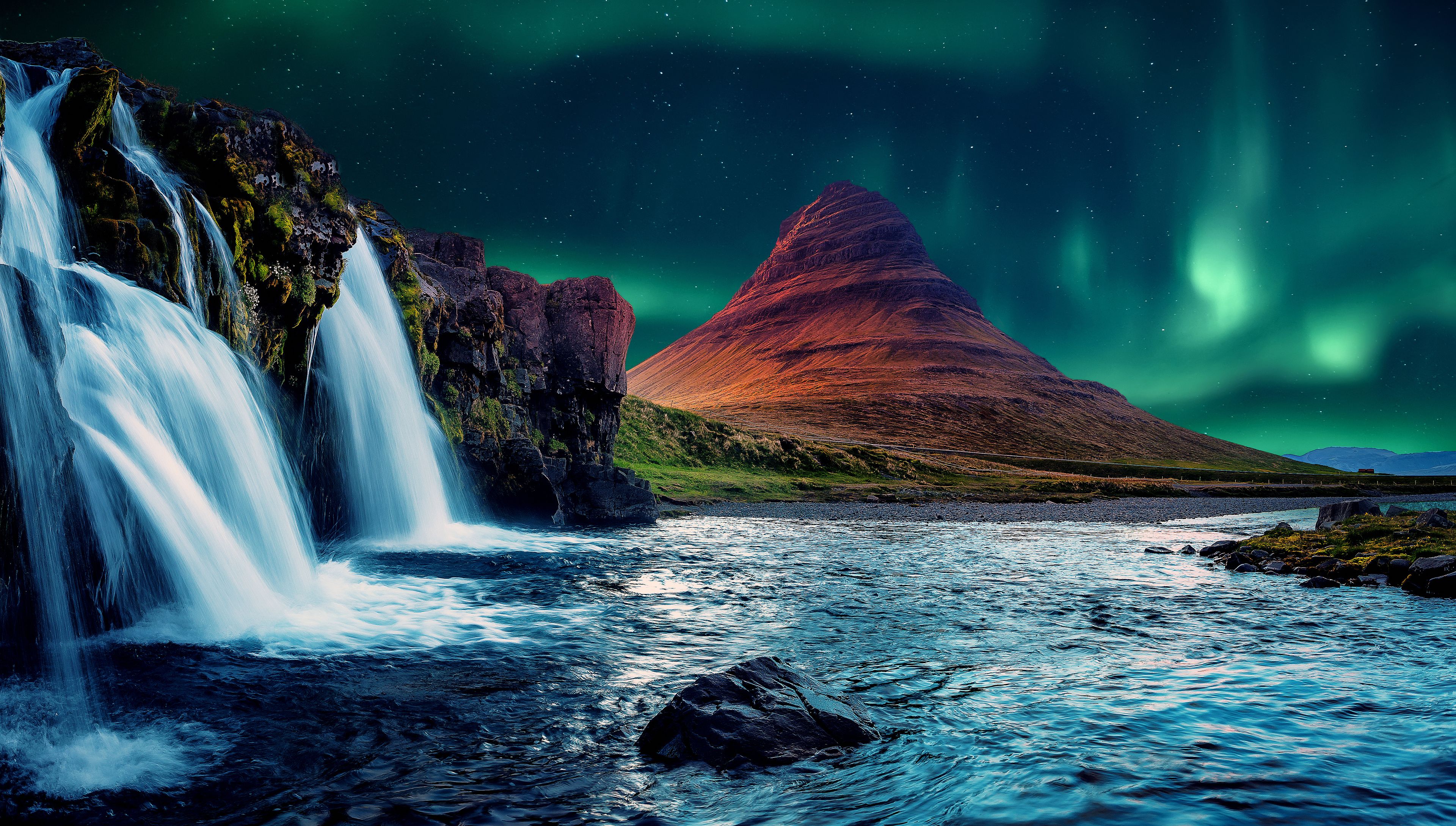 Kirkjufell y Kirkjufellsfoss durante la aurora boreal