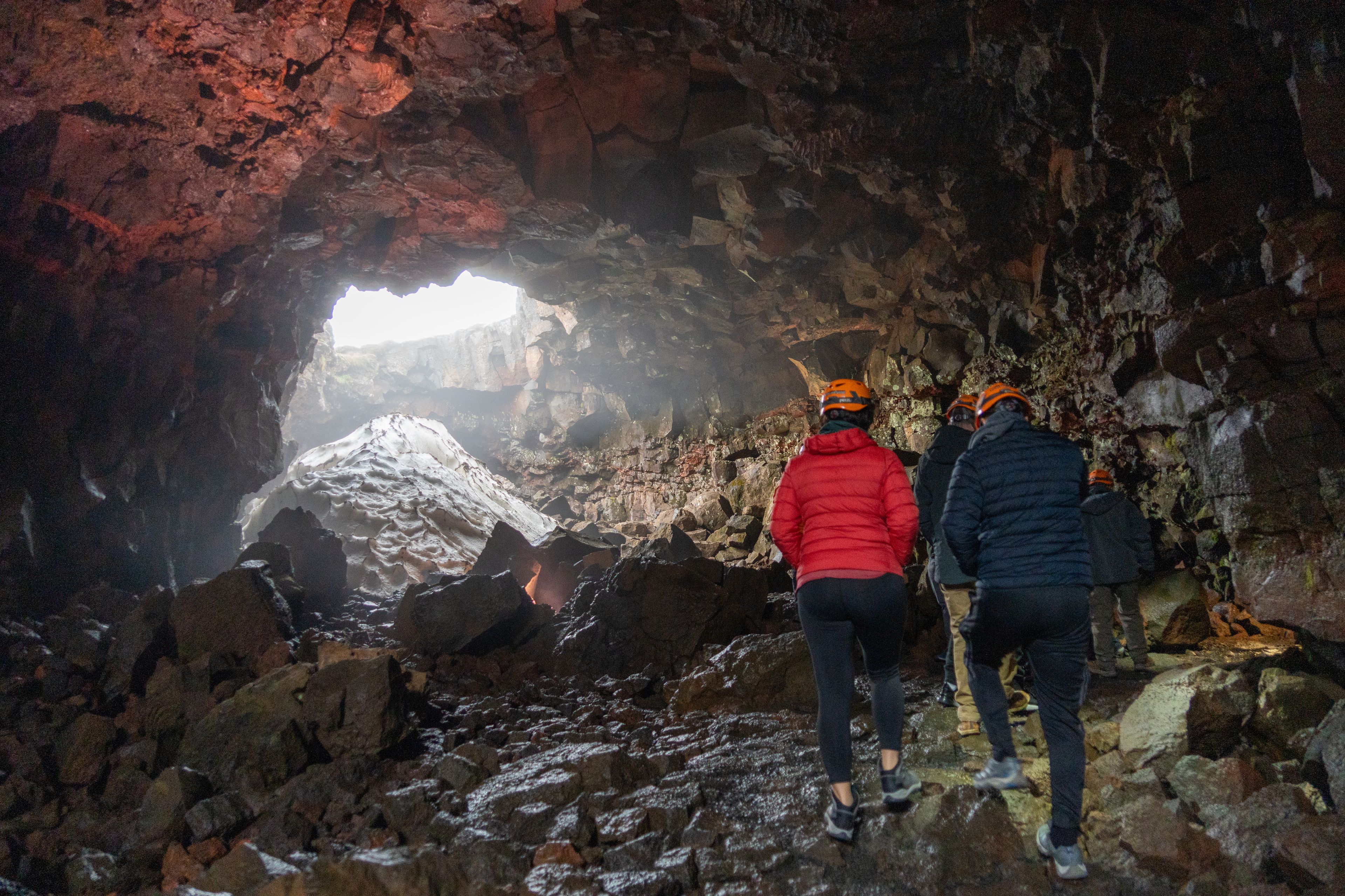 Grupo de personas explorando la cueva de Raufarhólshellir