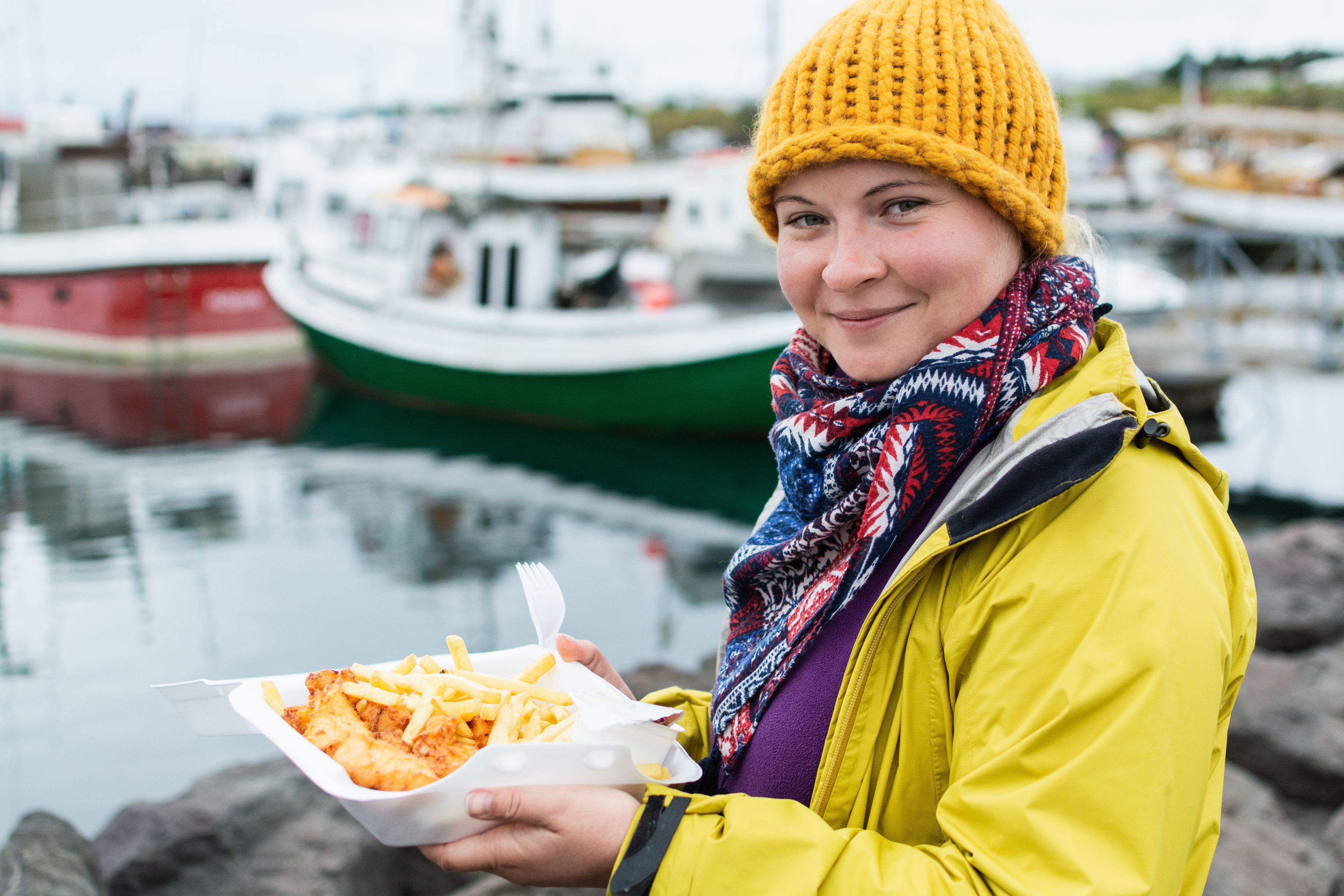 Mujer comiéndose un Fish & Chips en Húsavik