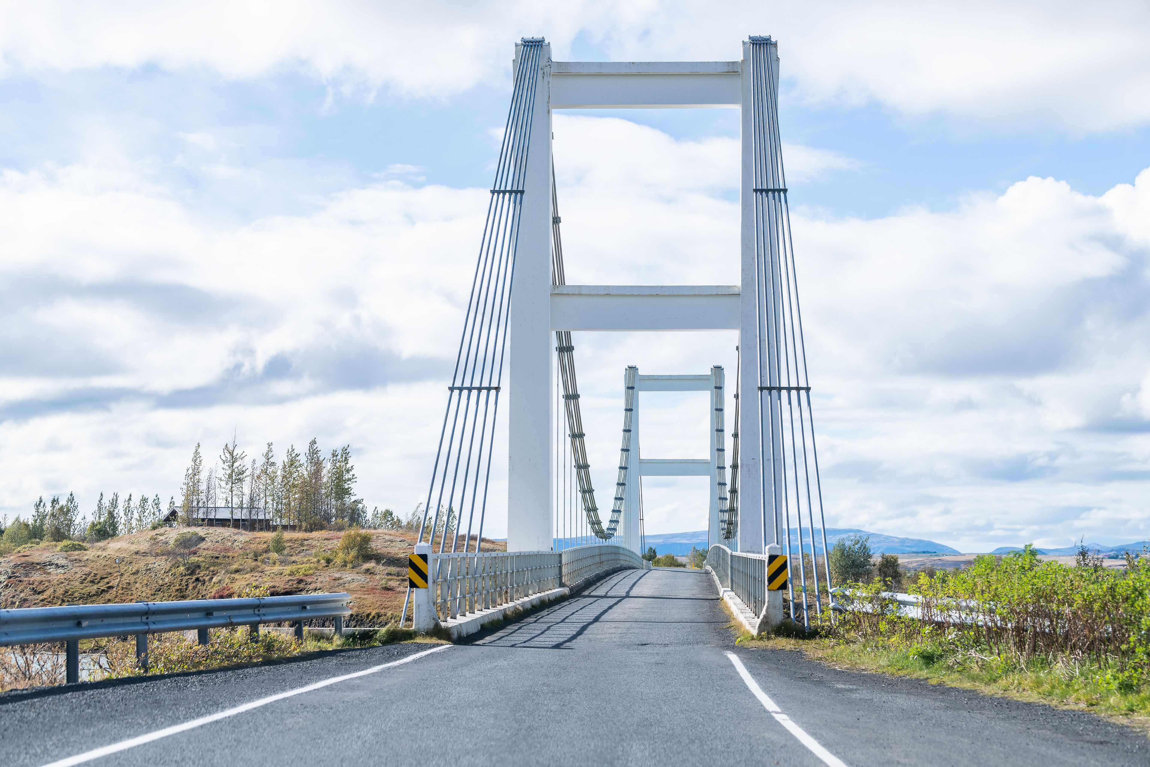  Moderno puente estrecho en la ruta del Círculo Dorado en Islandia