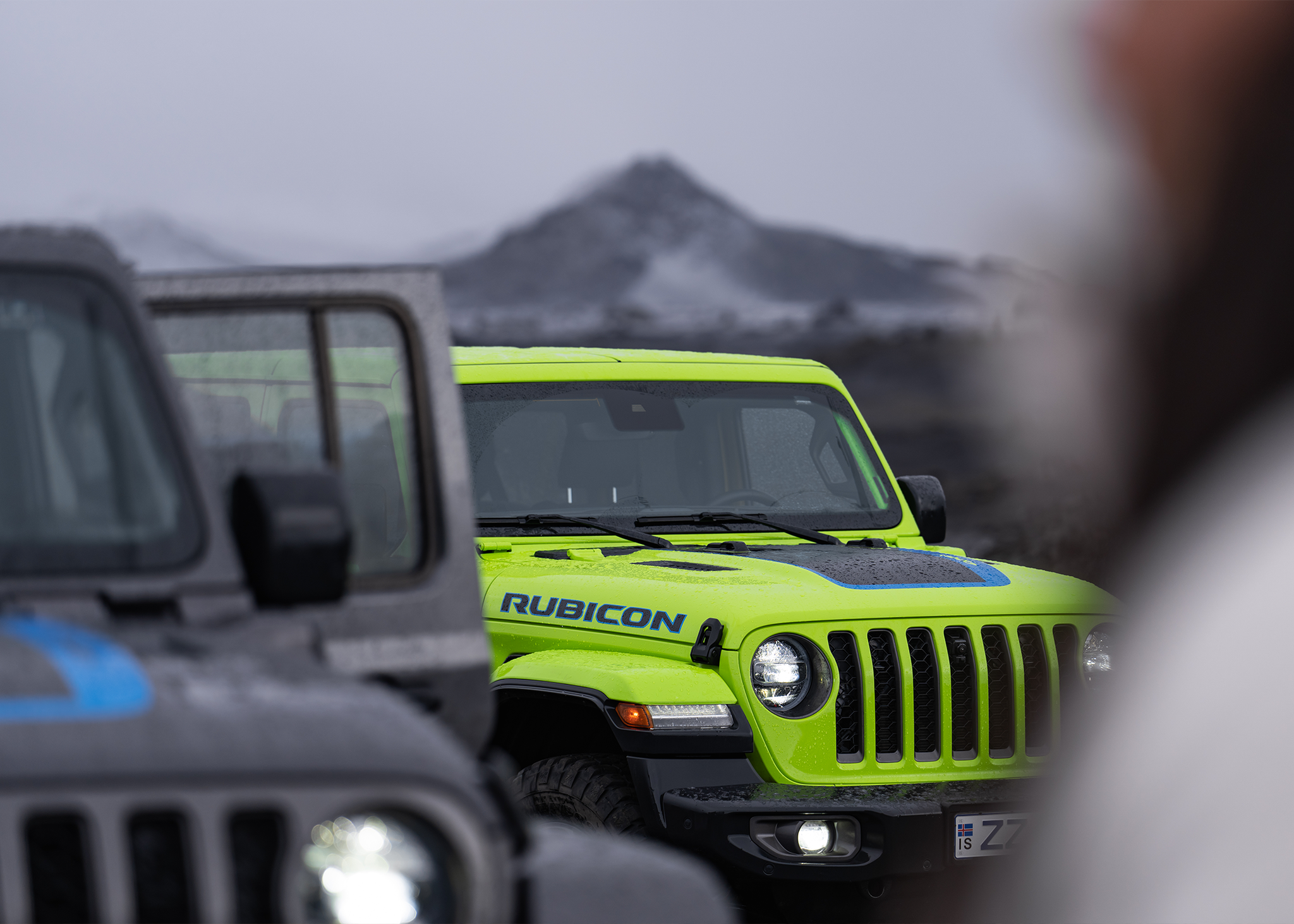 Carros de aluguer Jeep Wrangler Rubicon verdes e pretos na Islândia.