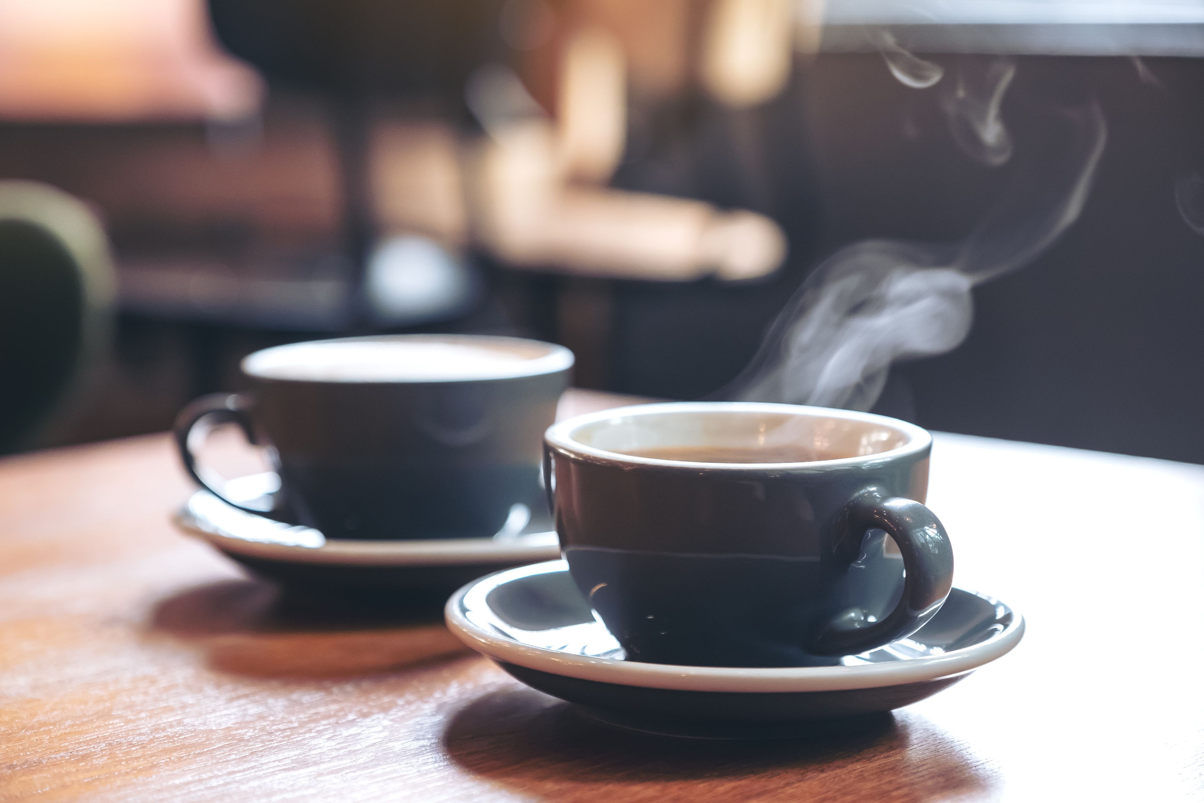 Primer plano de dos tazas de café