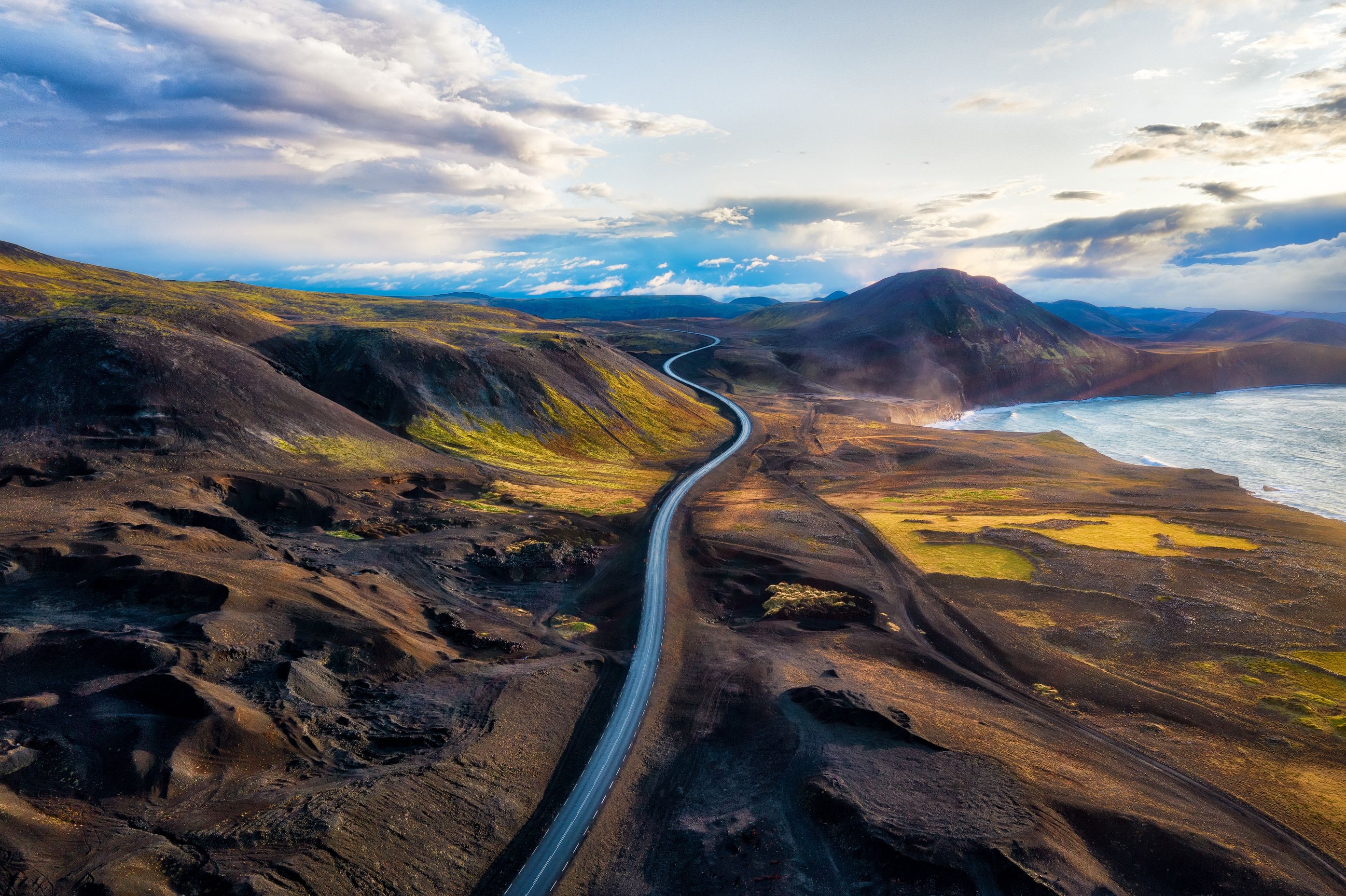 Carreteras y paisaje en las Tierras Altas de Islandia