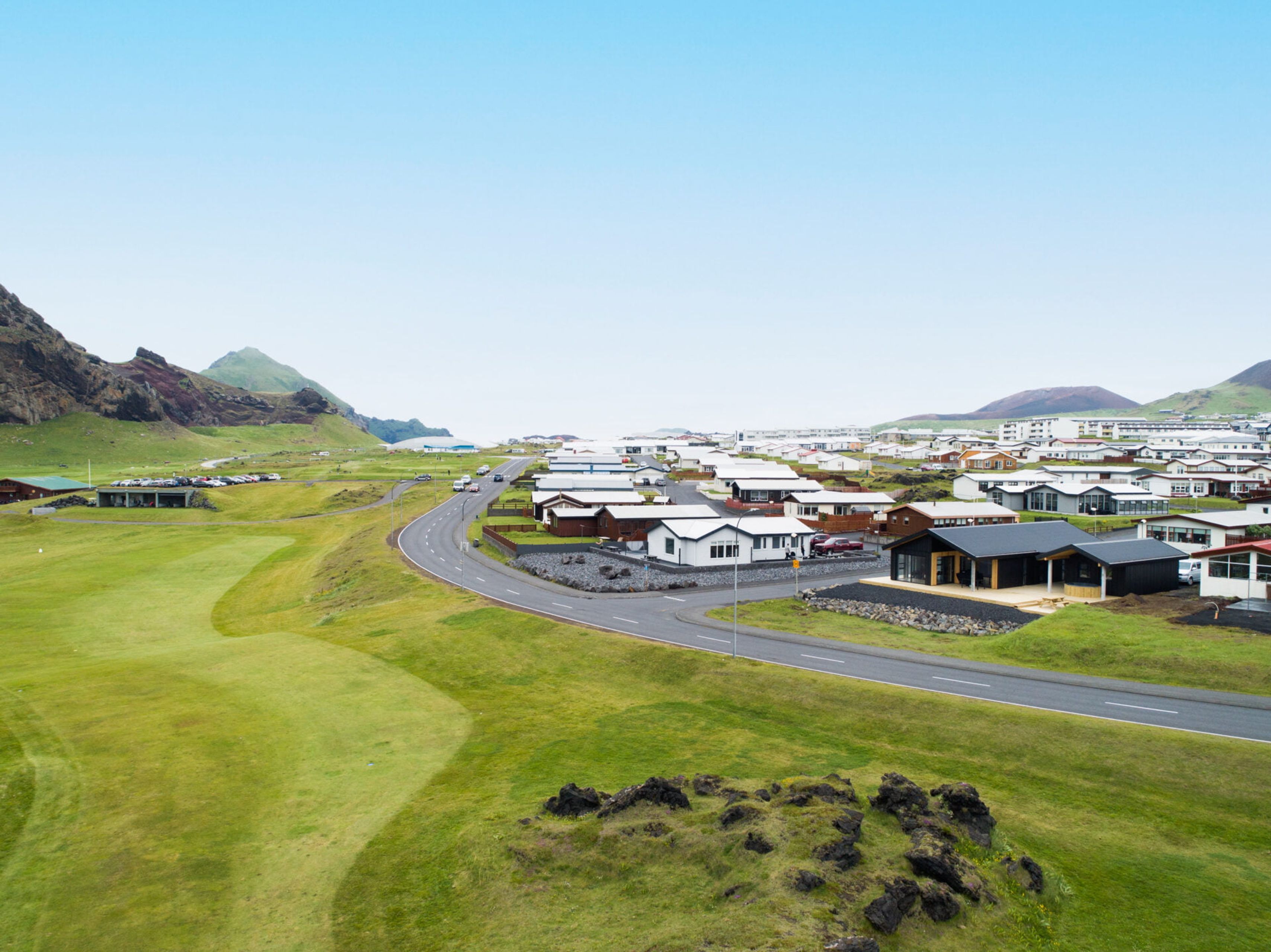 Foto del Hotel Vestmannaeyjar desde lo alto de una pequeña colina