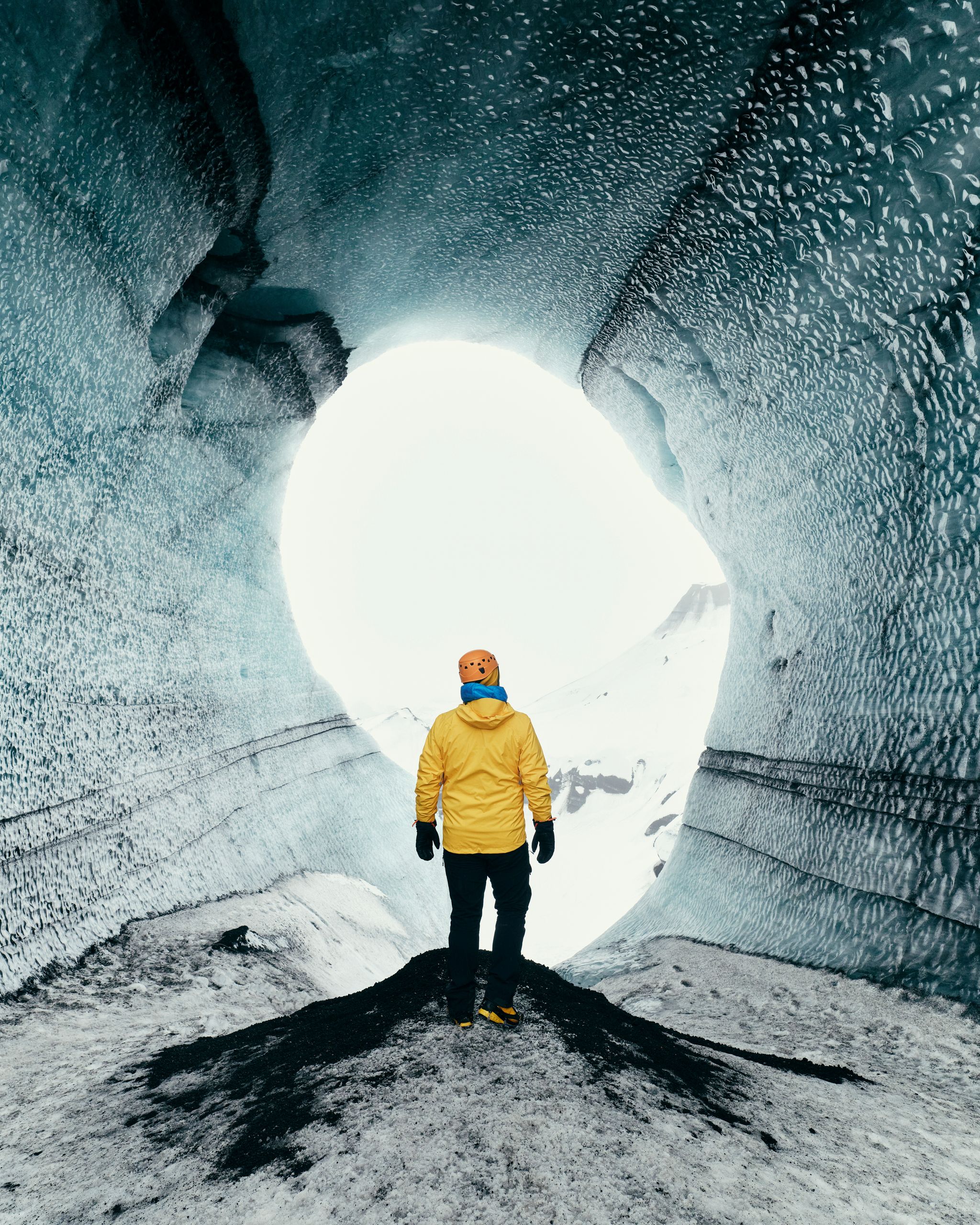 Explorador dentro de la cueva de hielo de Katla