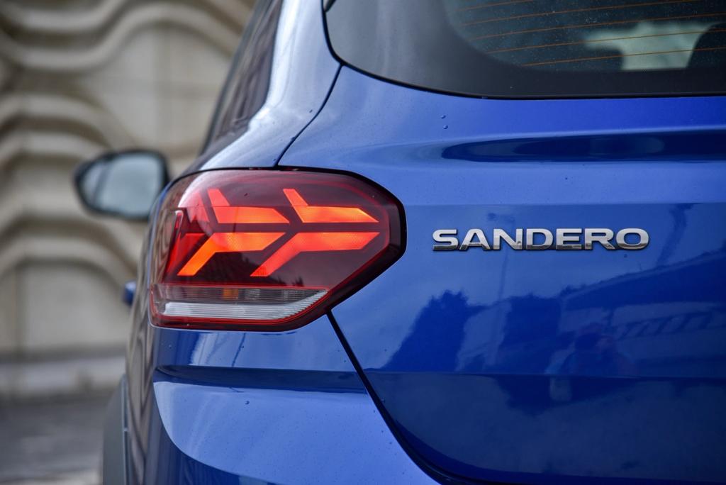 Logotipo de Dacia Sandero en la parte trasera del coche de alquiler en Islandia