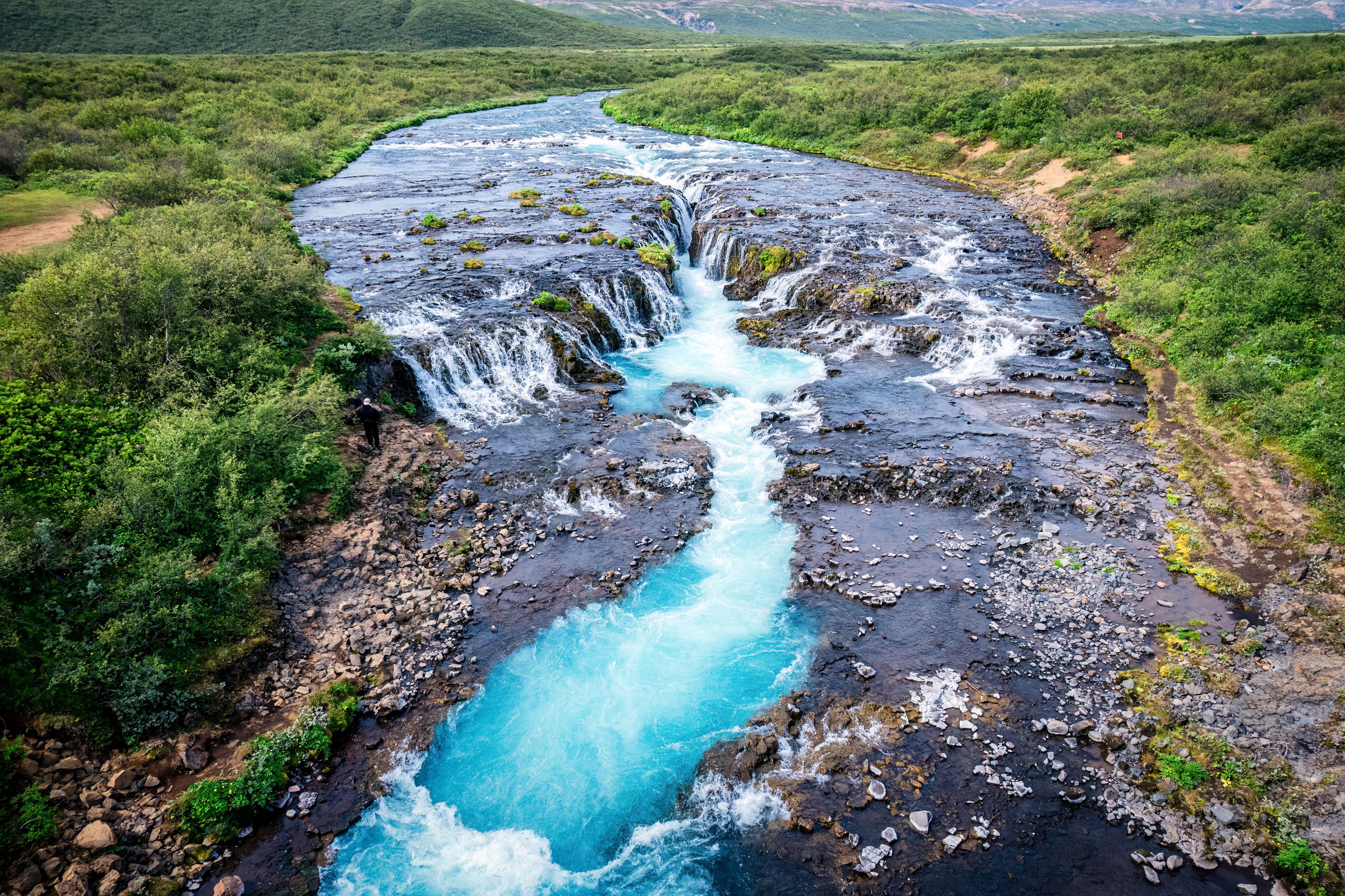 La cascada Bruarfoss fluyendo desde el río Bruara