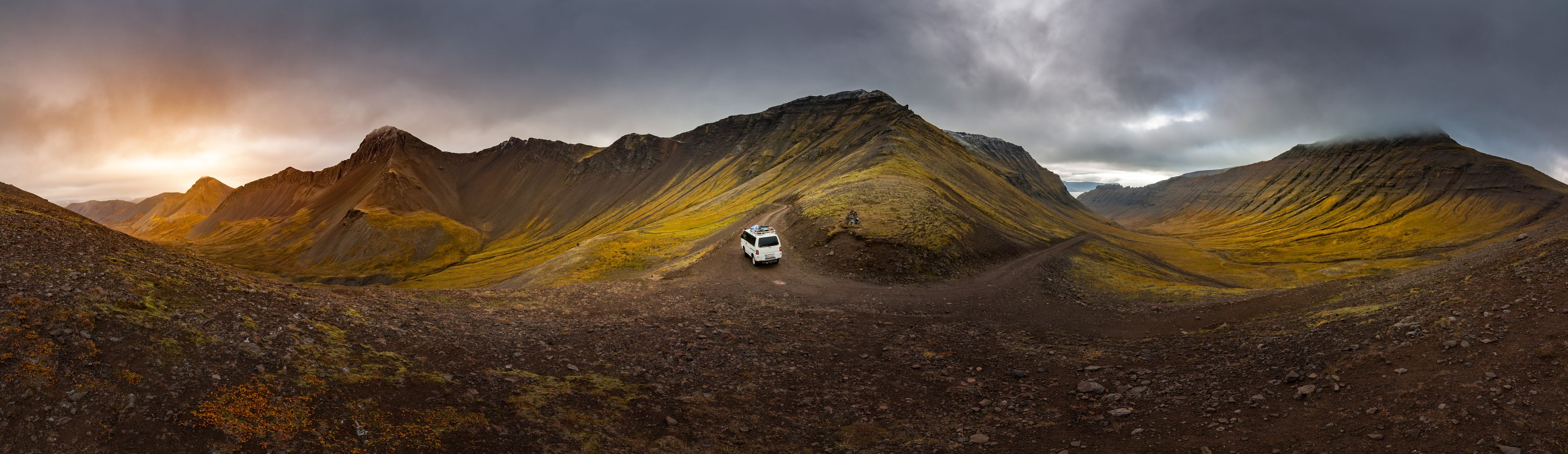 Gravel road in the Icelandic Highlands