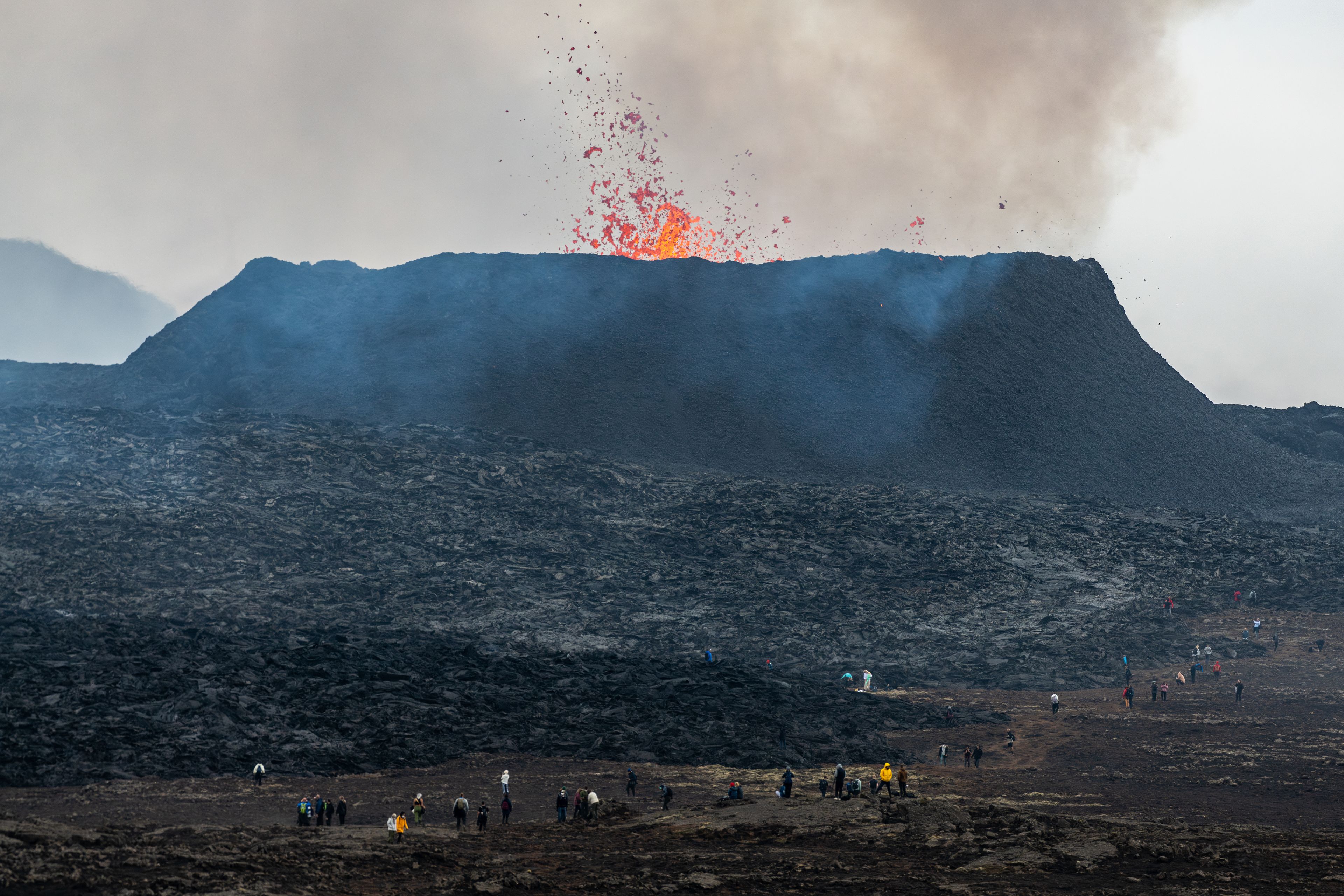 People  watching Litli-Hrútur Volcano eruption