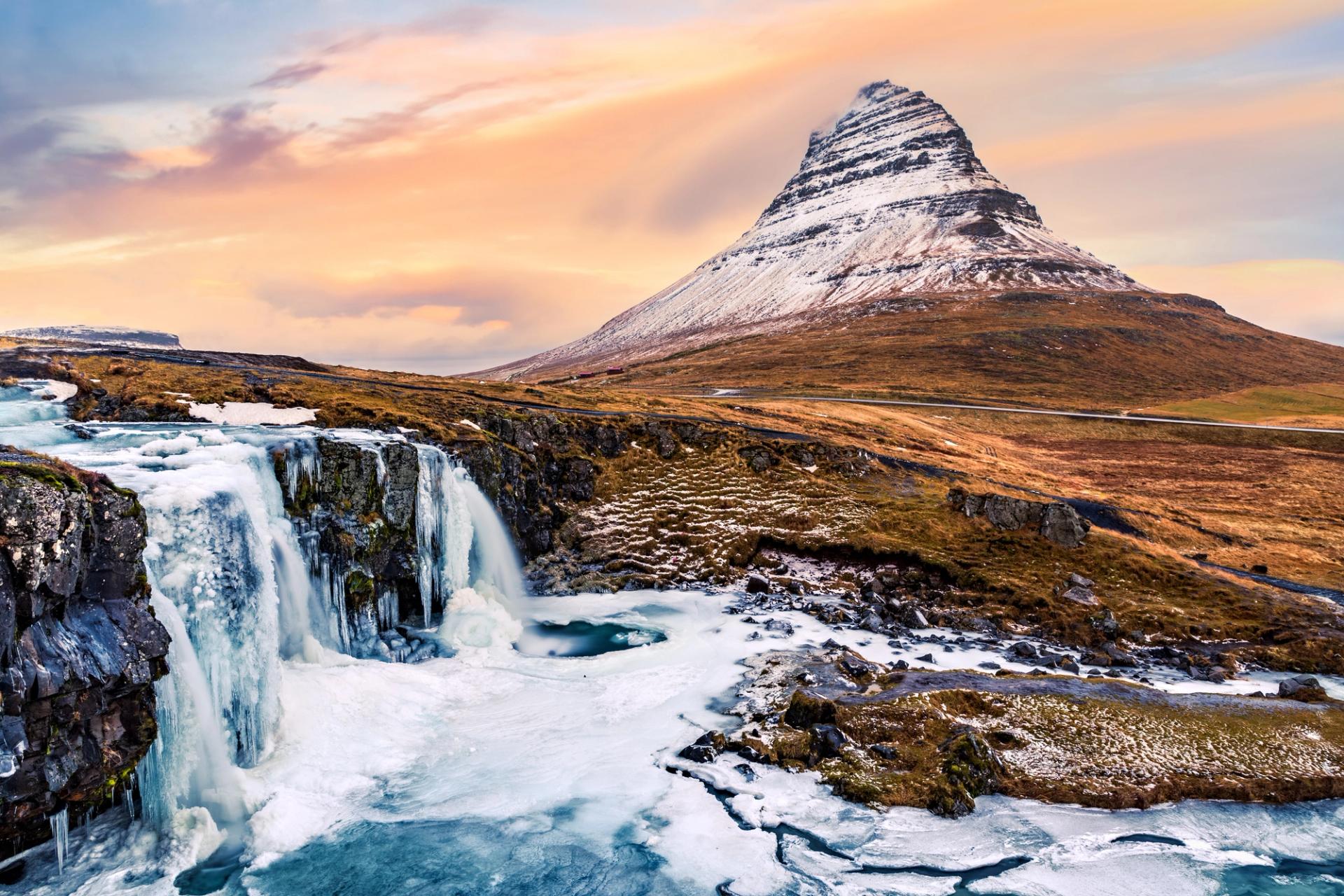 Kirkjufell mount and waterfall