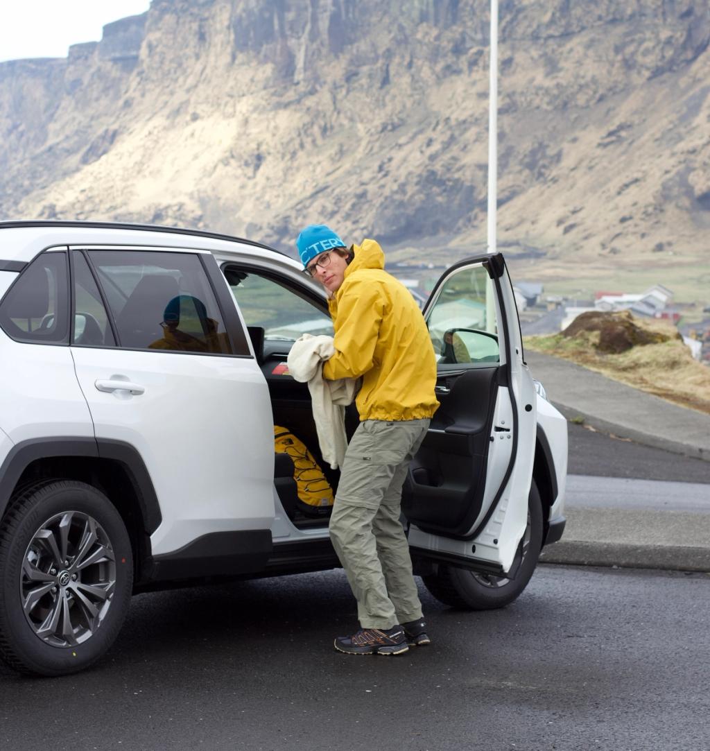 Toyota Rav4 geparkt in den wunderschönen Landschaften von Island