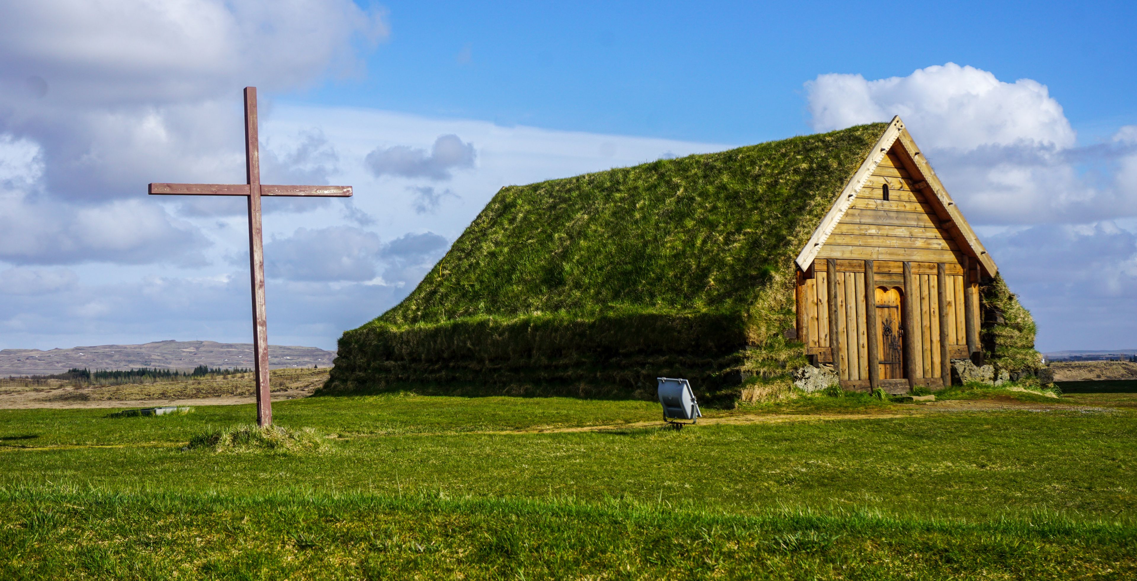 Iglesia con el techo lleno de ramas en Skalholt, Islandia