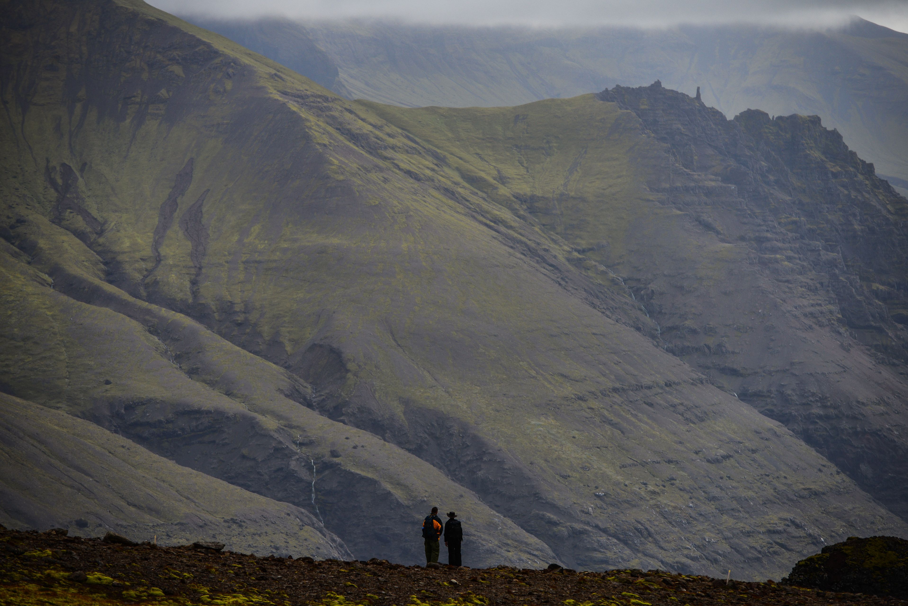 Dos personas haciendo el sendero de Skaftafellsheidi , Skaftafell, Vatnajökull 