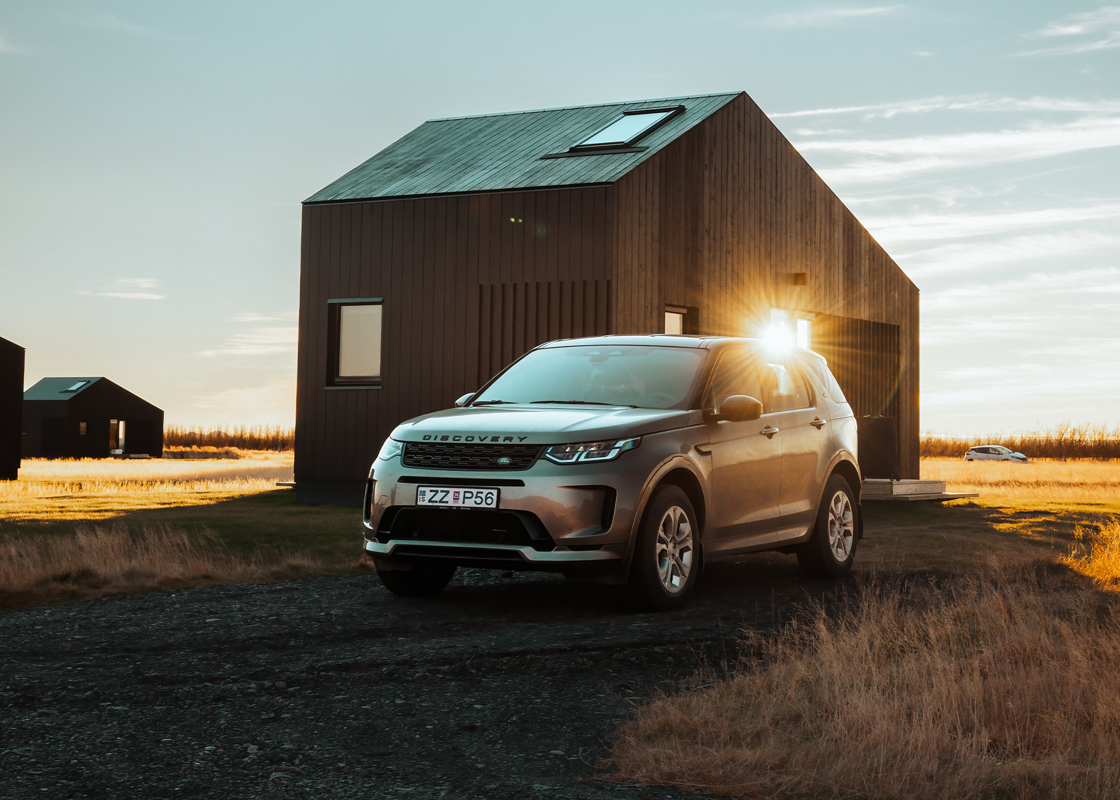 Une voiture de location Land Rover Discovery Sport en Islande, fournie par Go Car Rental