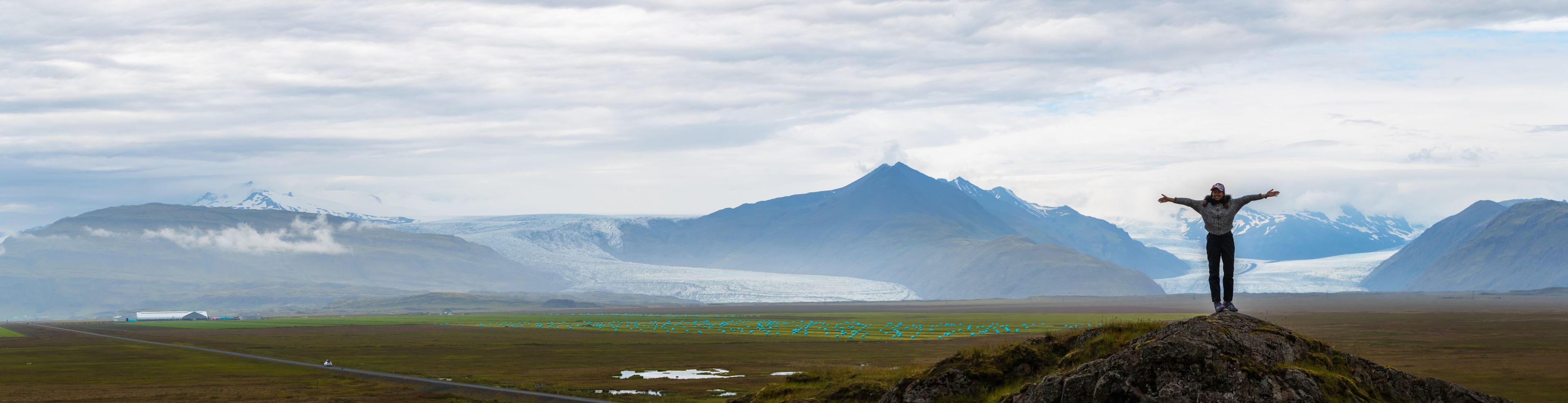 Panorámica de una mujer con el glaciar Skaftafellsjokull de fondo