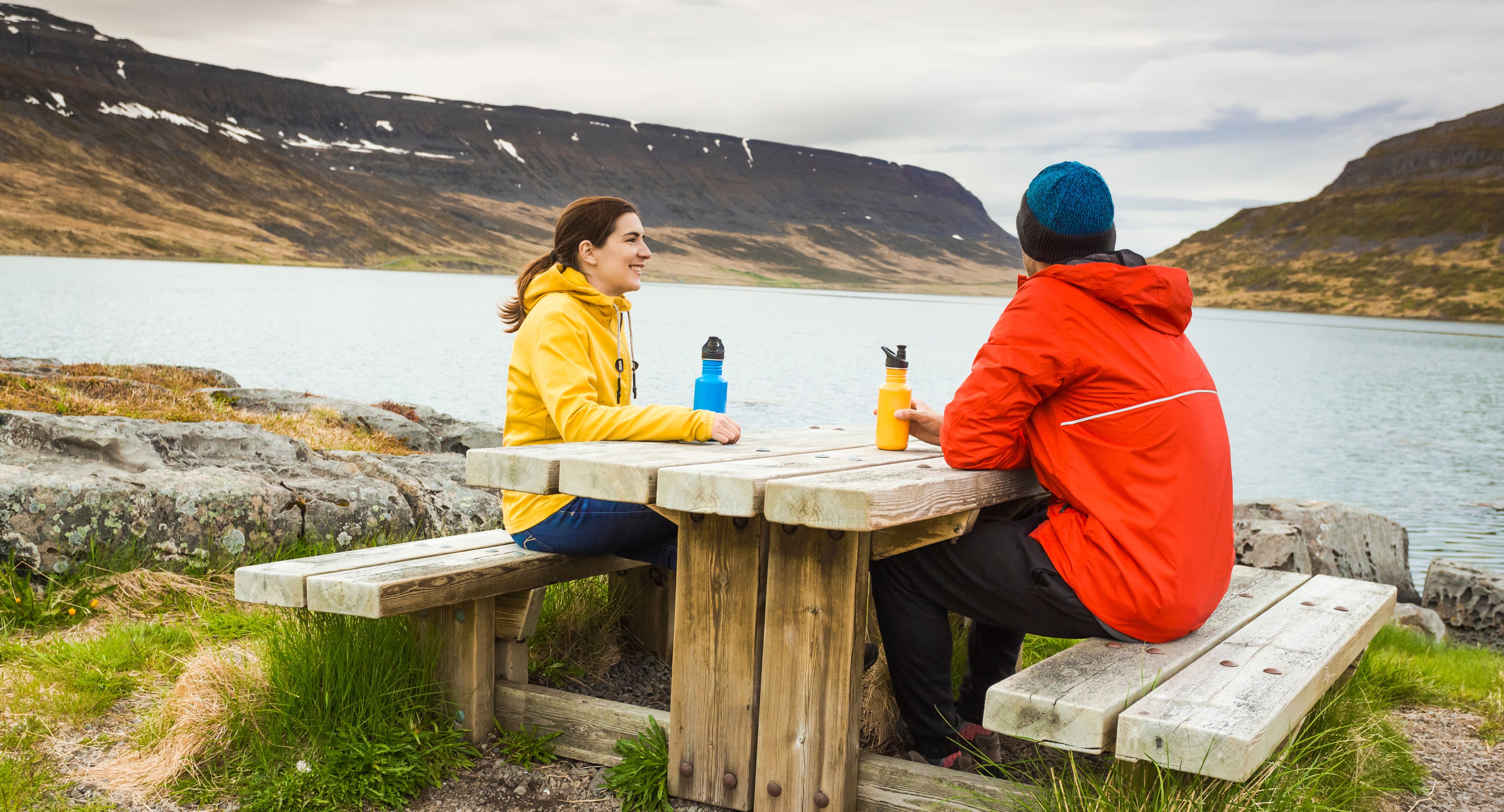 2 tourists having a nice day in Iceland, and taking advantage of the magnificent landscapes of this country to take a break