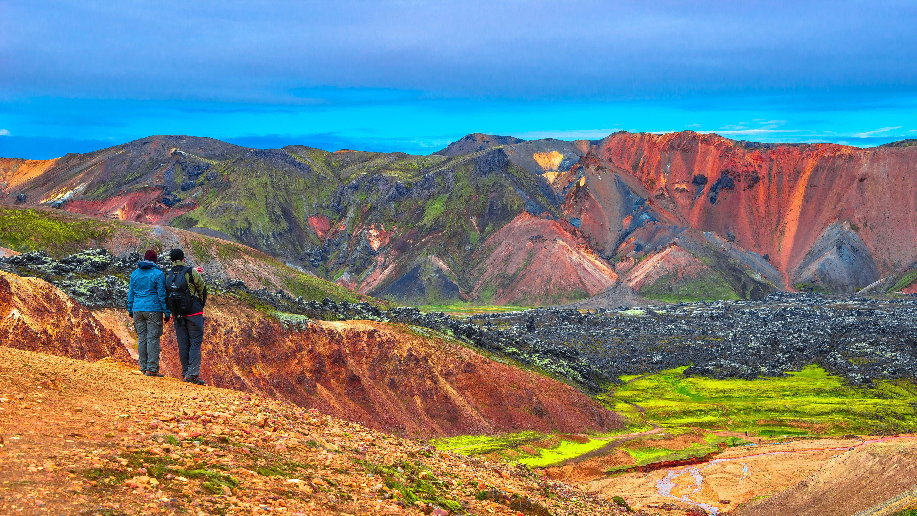 Una pareja disfrutando de las vistas en Islandia