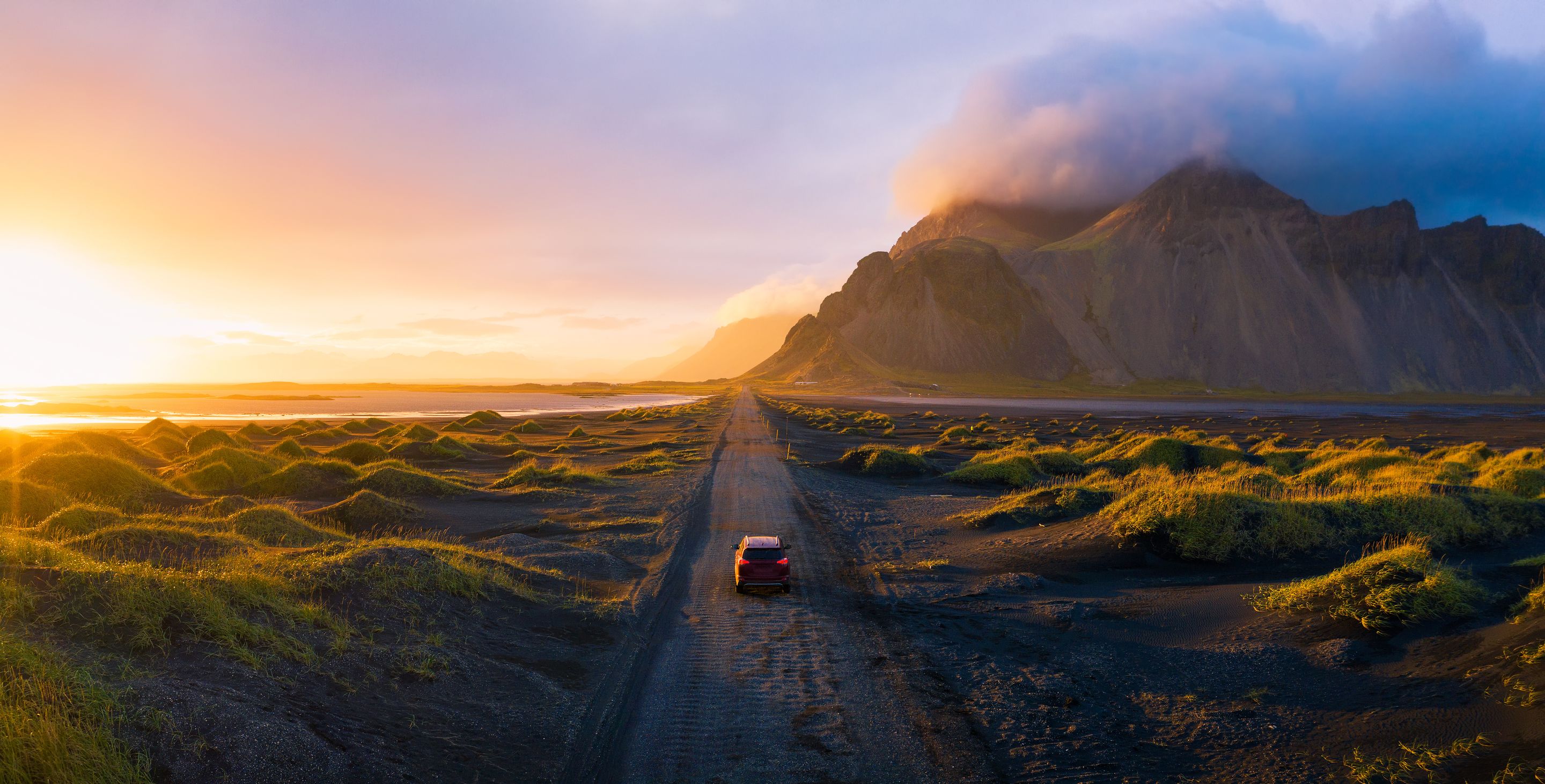 Coche conduciendo por un paisaje precioso en Islandia