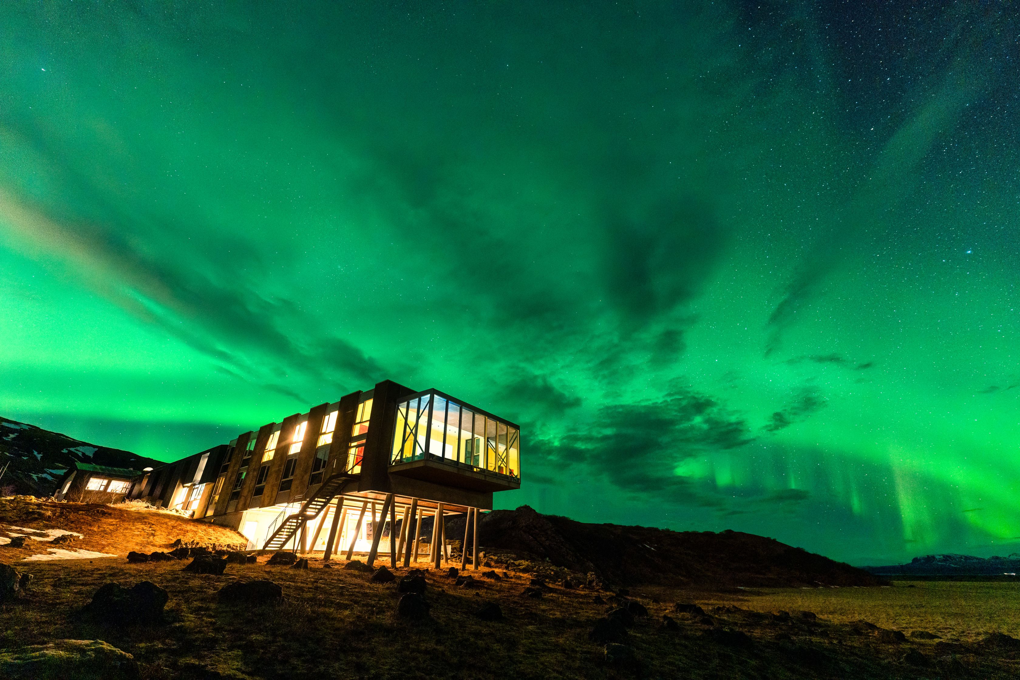 Aurora boreal sobre un hotel de lujo en Islandia