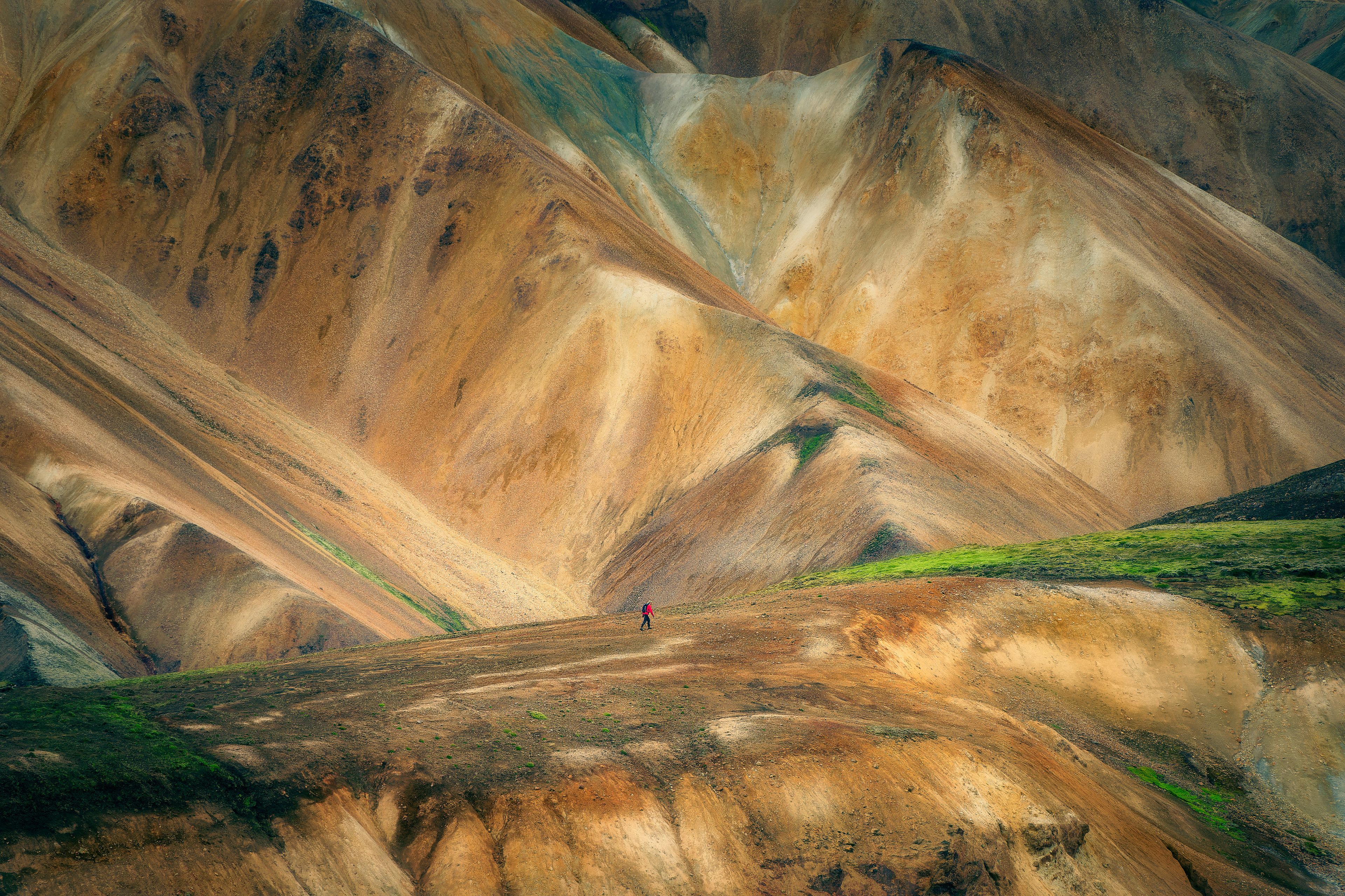 Persona caminando por Landmannalaugar