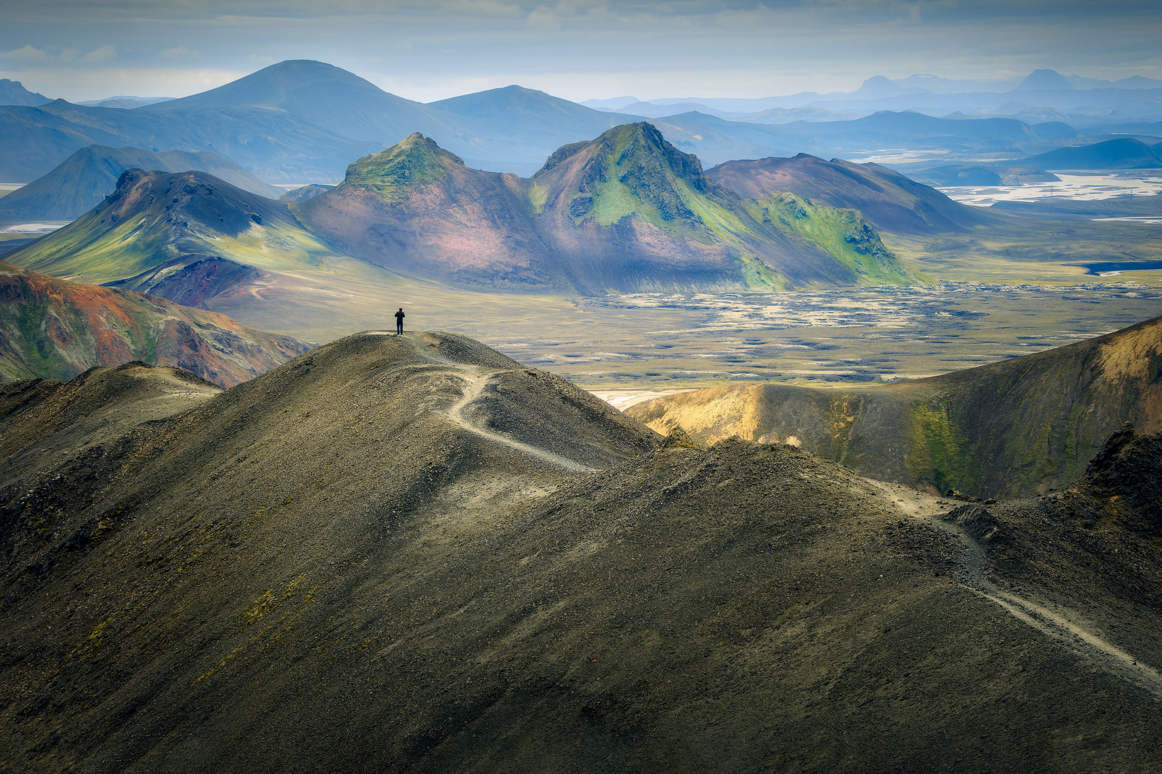 Hombre solo en la remota área de Landmannalaugar