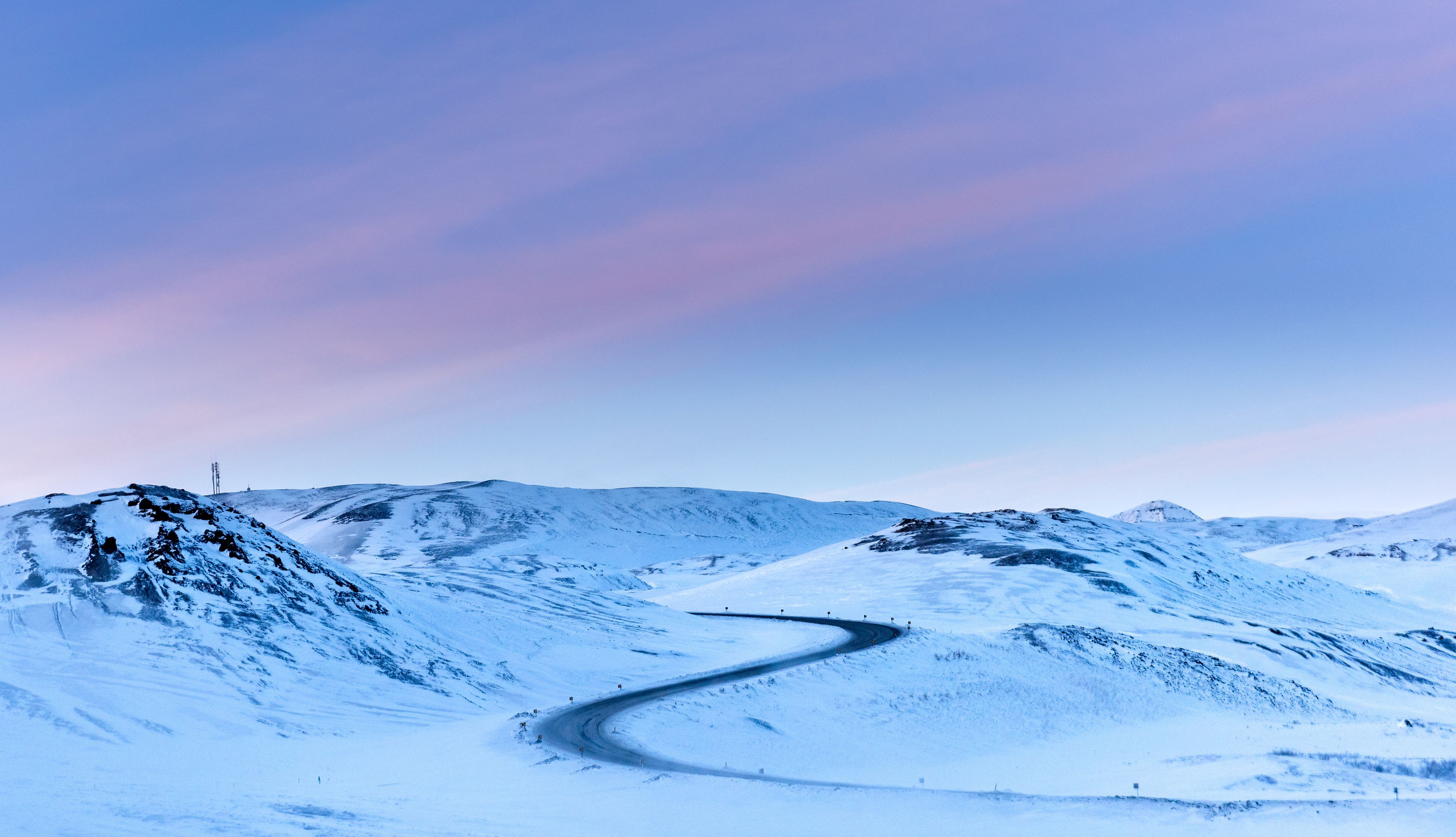 Ein Bild einer verschneiten Straße in Island im November, perfekt für Selbstfahrer-Abenteuer in Island im November