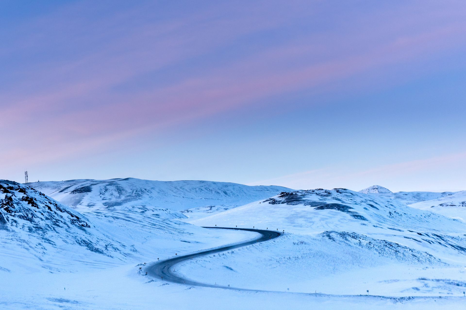 Ein Bild einer verschneiten Straße in Island im November, perfekt für Selbstfahrer-Abenteuer in Island im November