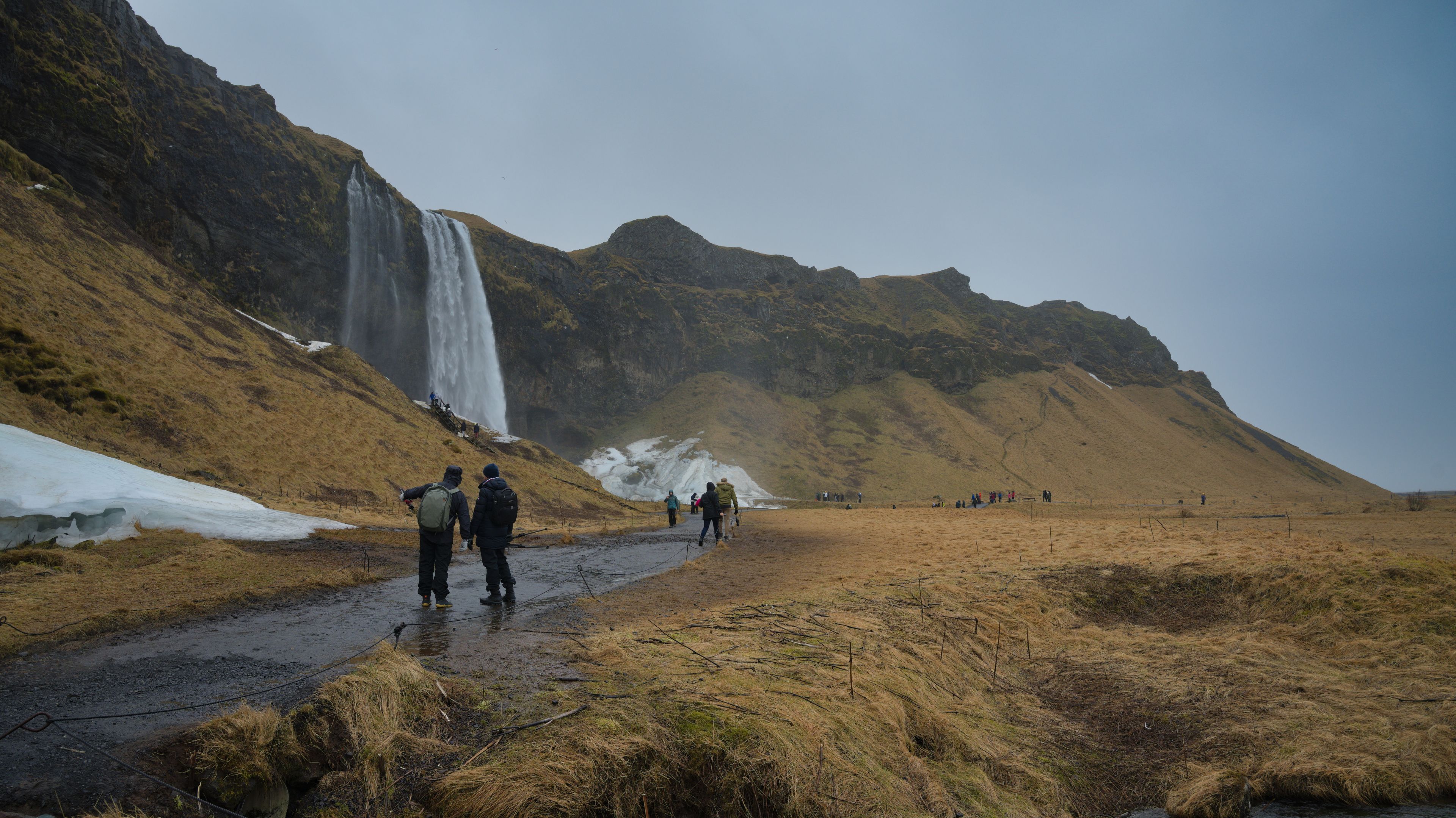 Gente caminando cerca de Seljalandsfoss