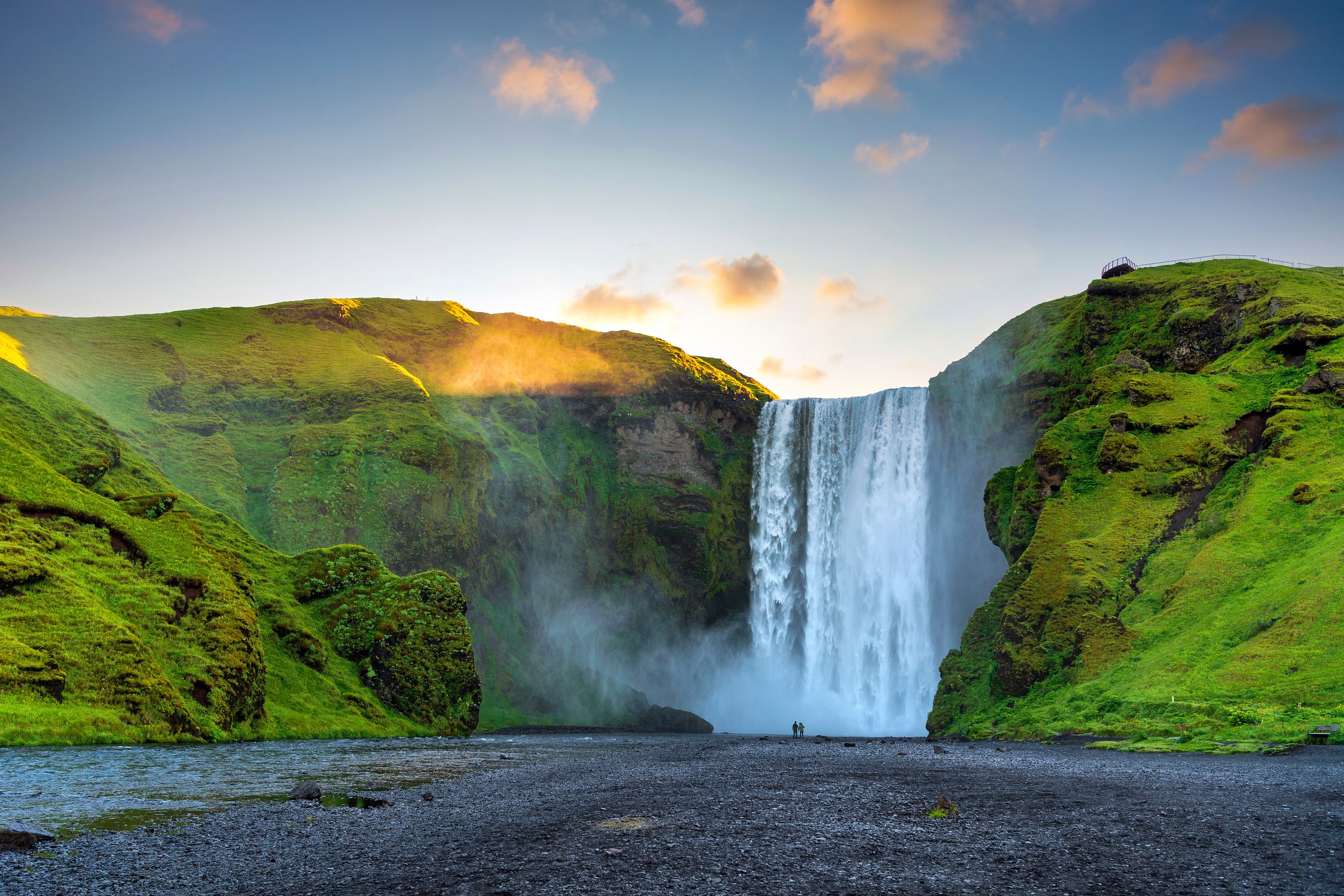 Un bonito atardecer en la cascada Skógafoss en Islandia