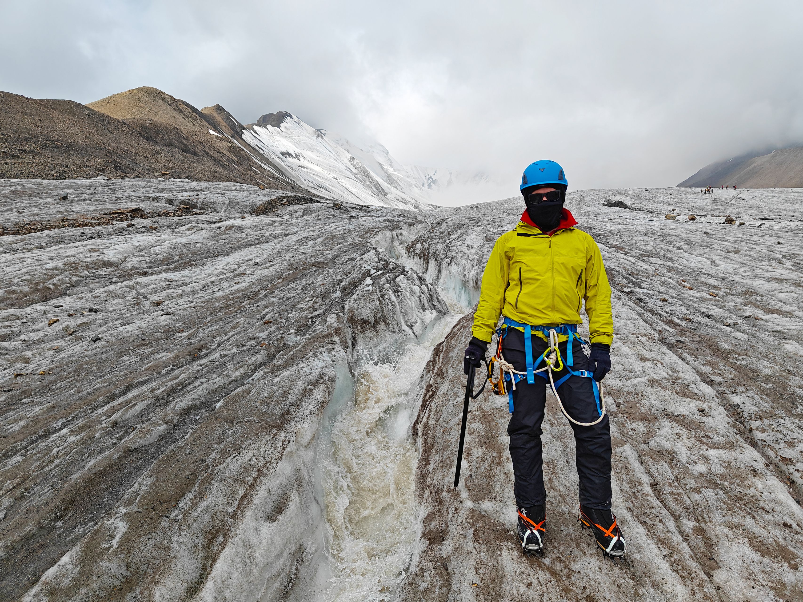 Hombre vistiendo todo el equipamiento necesario para caminar sobre un glaciar