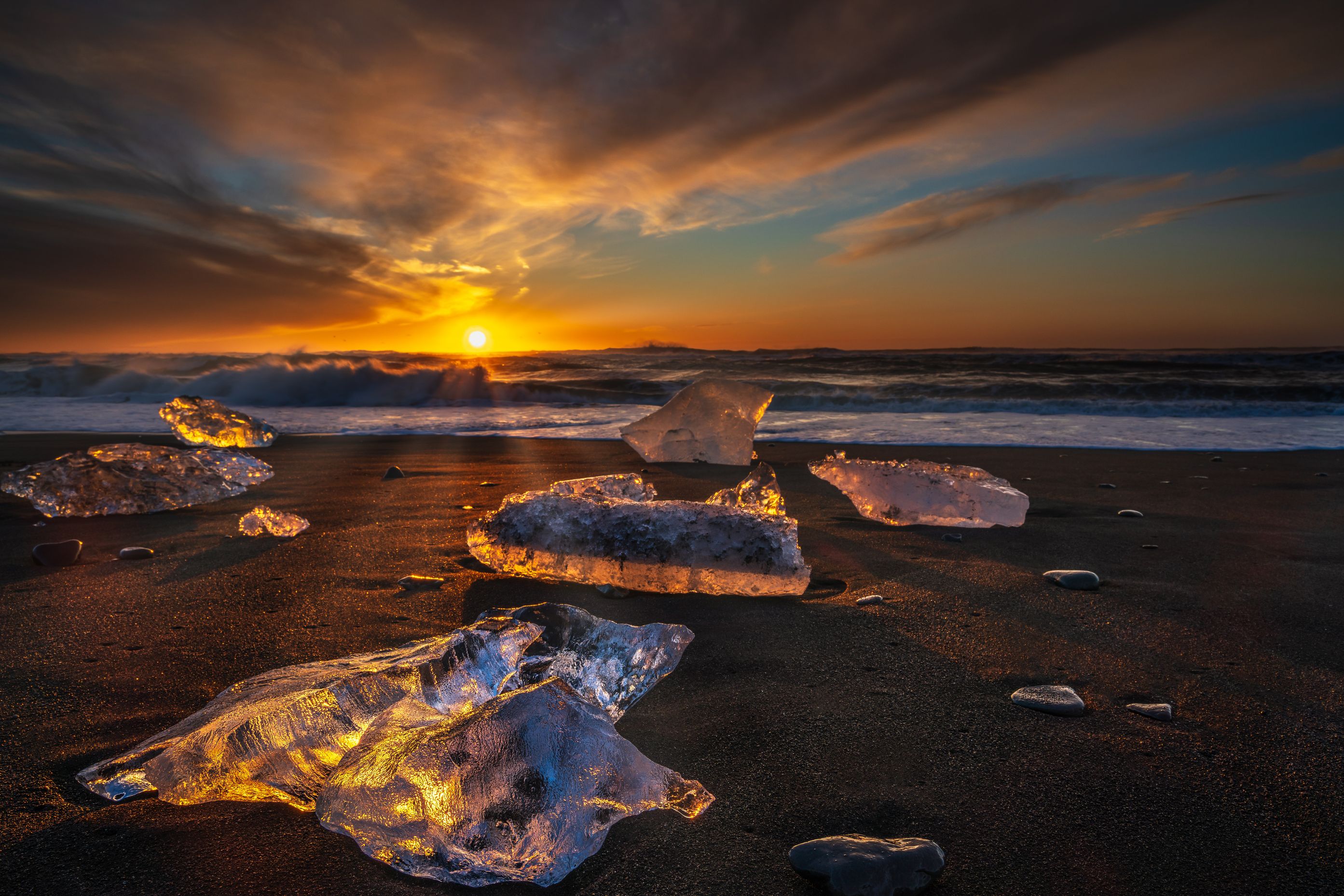 Amanecer en Diamond Beach, Islandia, en Febrero