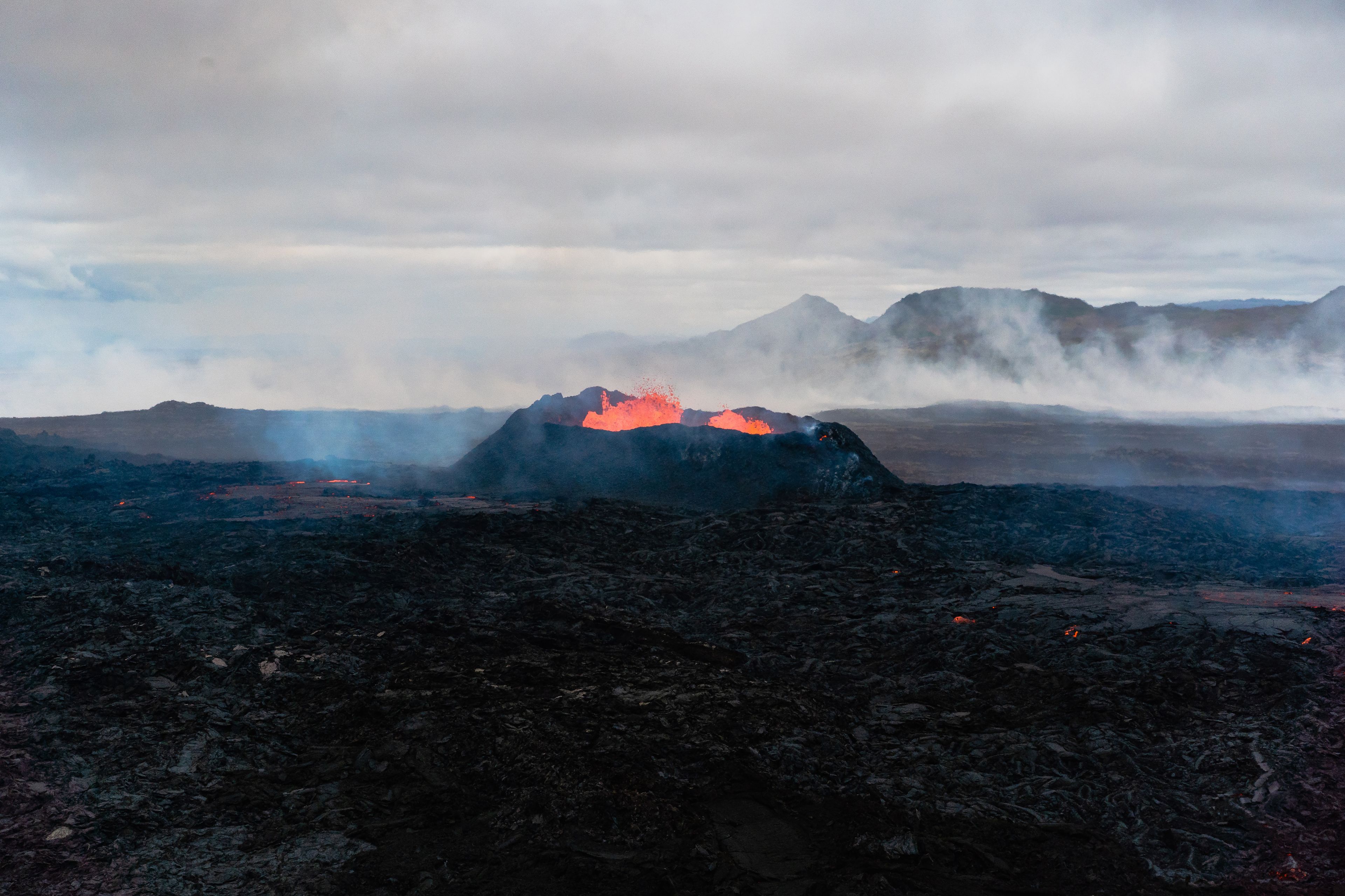 Volcán Litli-Hrútrur erupcionando en la distancia