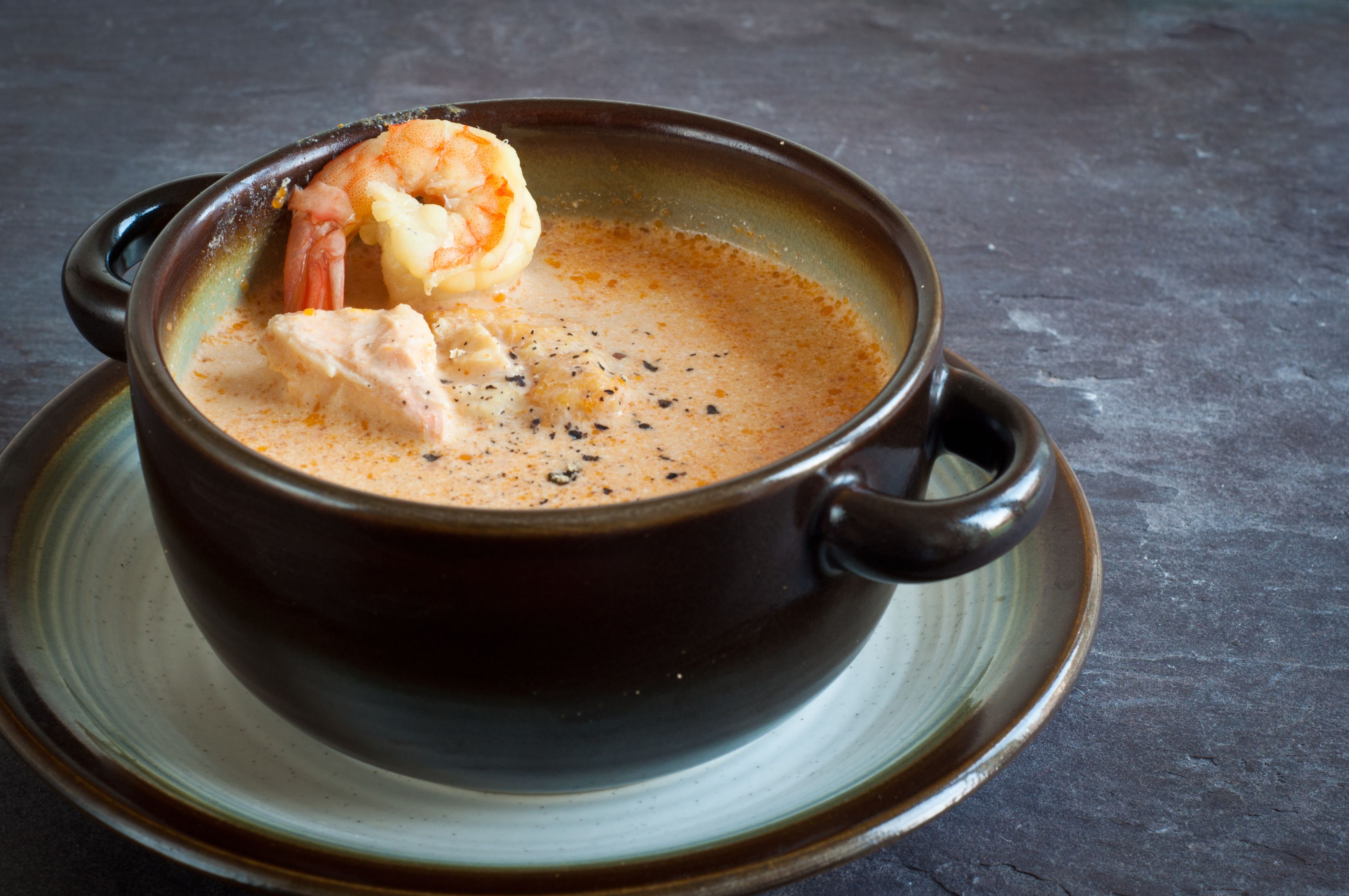 Sopa de pescado islandesa con salmón y gambas