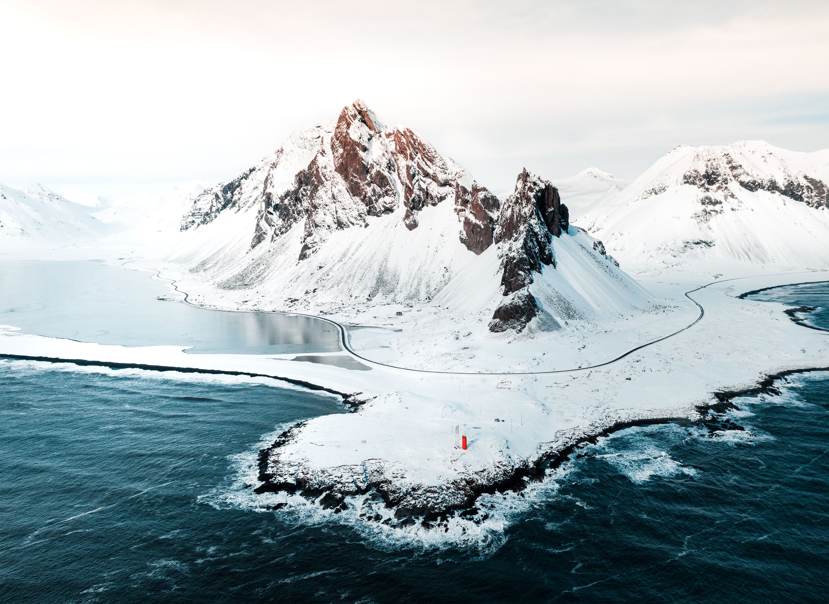 Paisaje con nieve en el este de Islandia