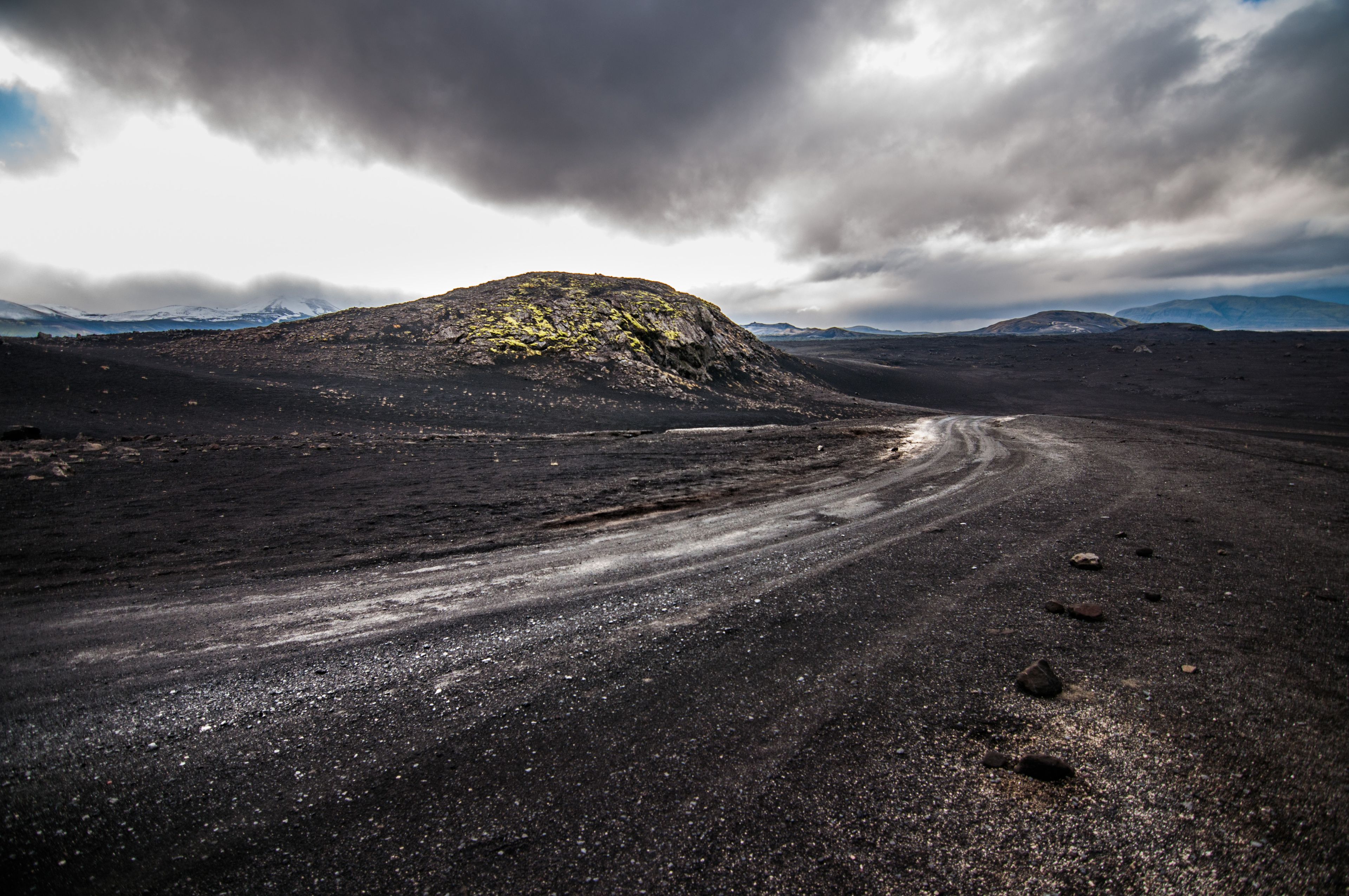 Carretera de grava en las tierras altas de Islandia