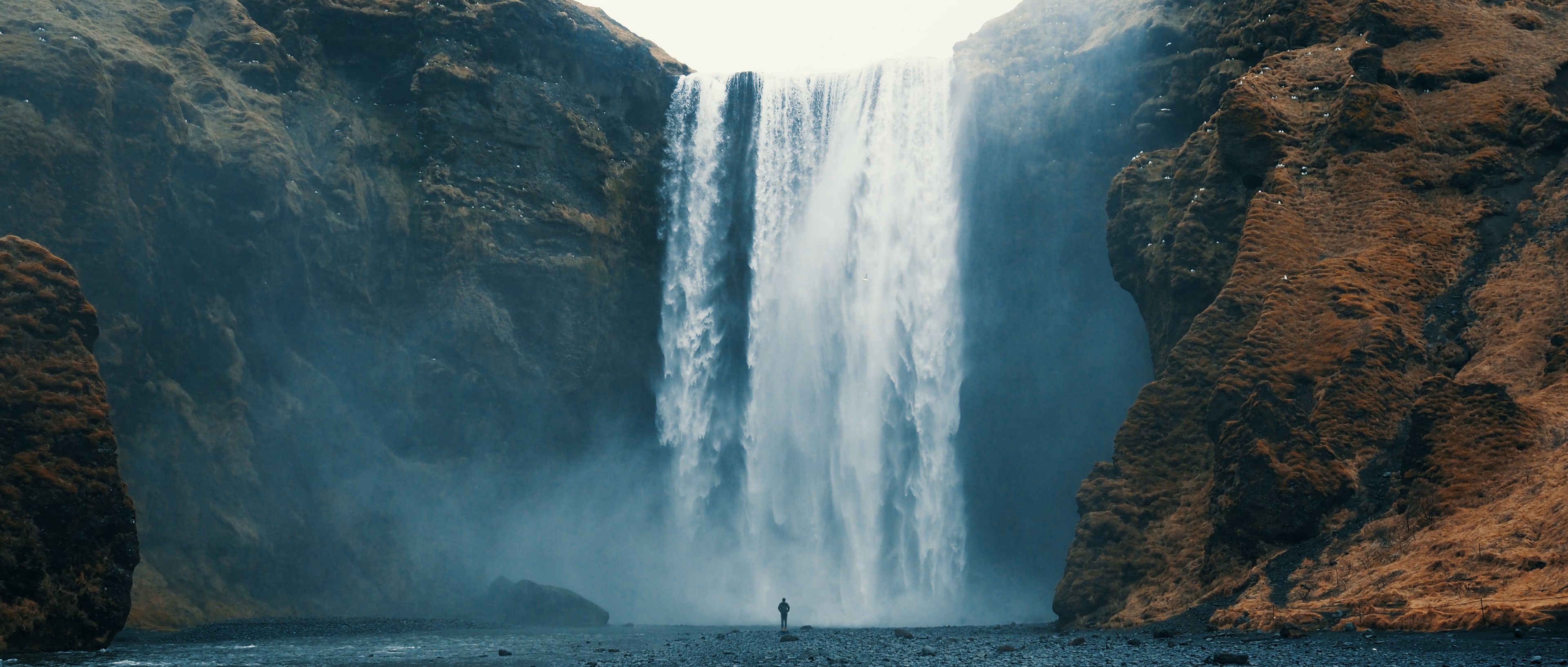 Persona delante de Skógafoss