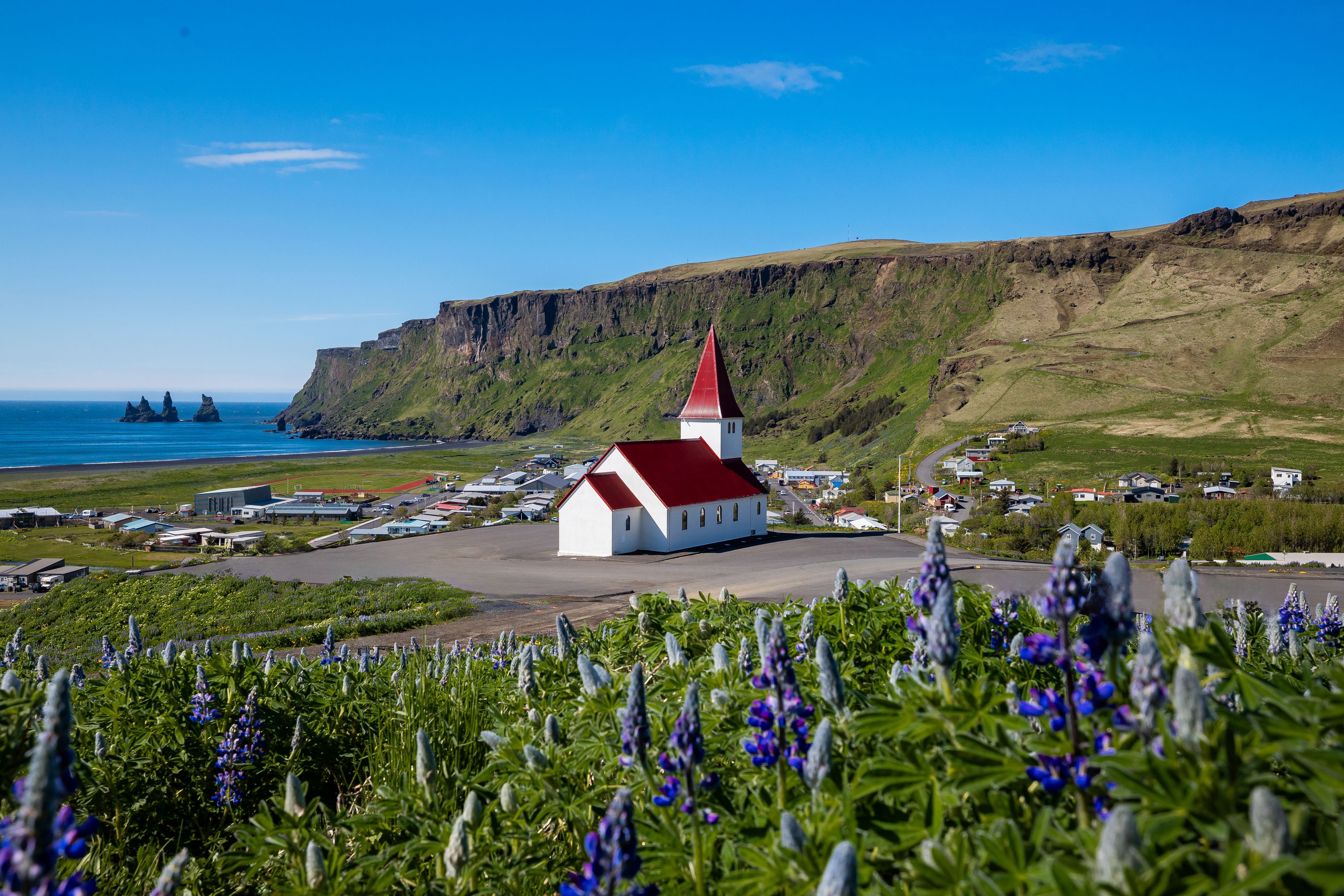 Iglesia de Vik en un día soleado en Islandia