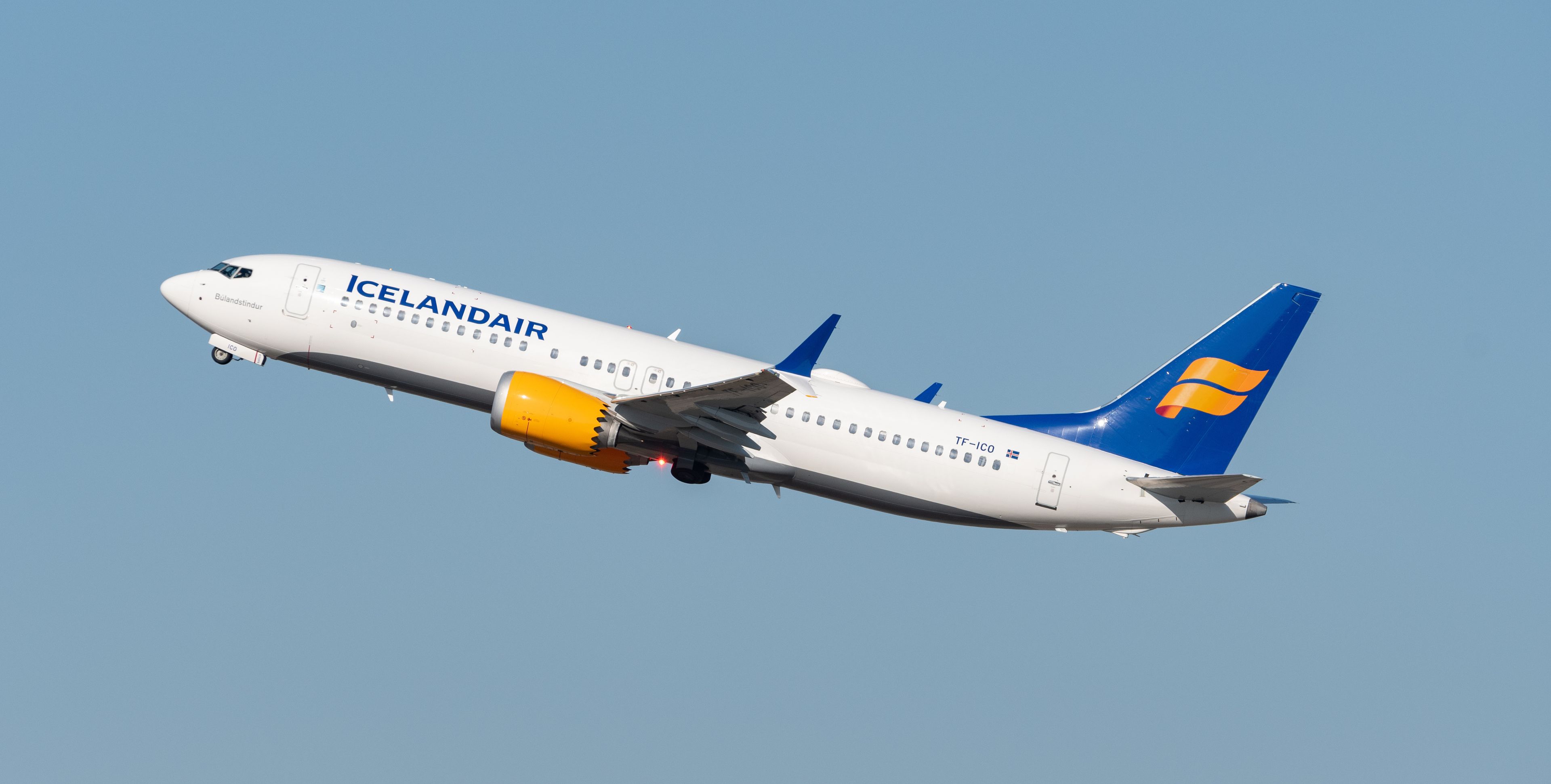 plane of the company "icelandair" in full takeoff, with a blue sky in bottom