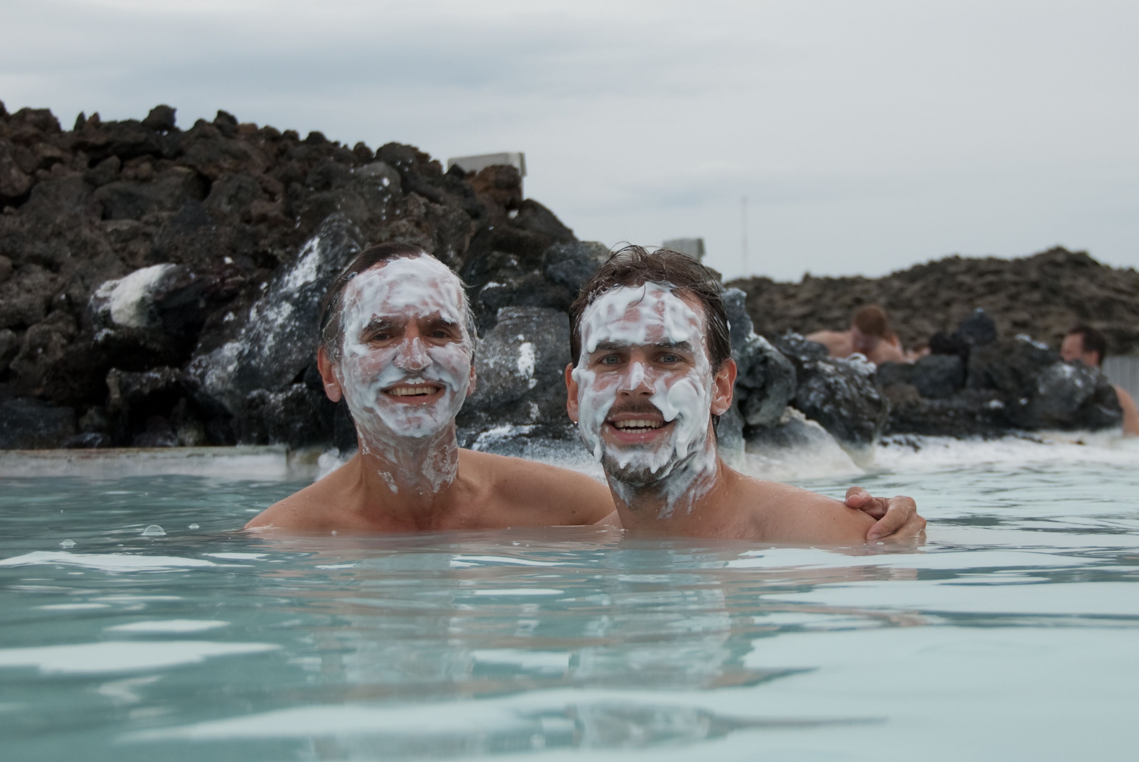 Dos chicos con una mascarilla en la cara en el Blue Lagoon